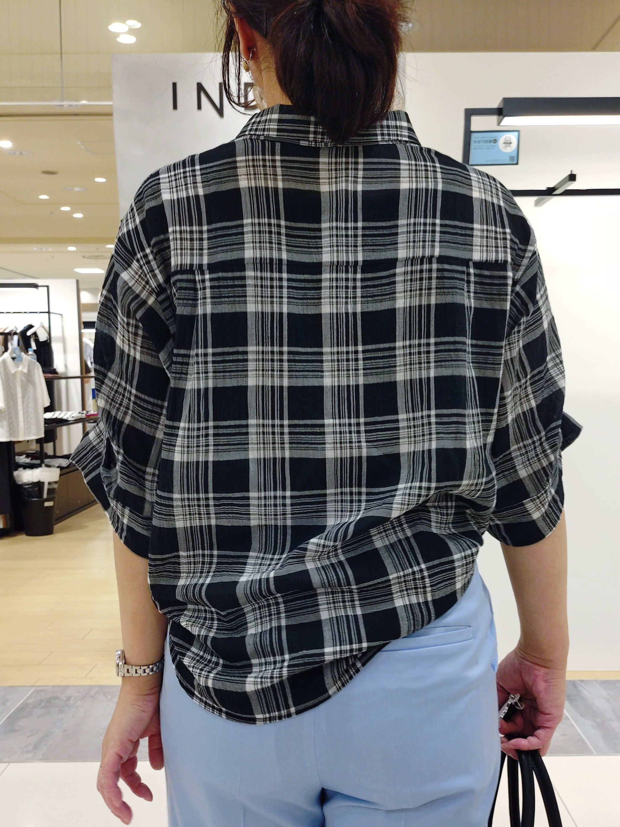 TOMOMIさんの「INDIVI｜【コットン100％／透け感／2WAY】袖アレンジ チェックシャツ」を使ったコーディネート