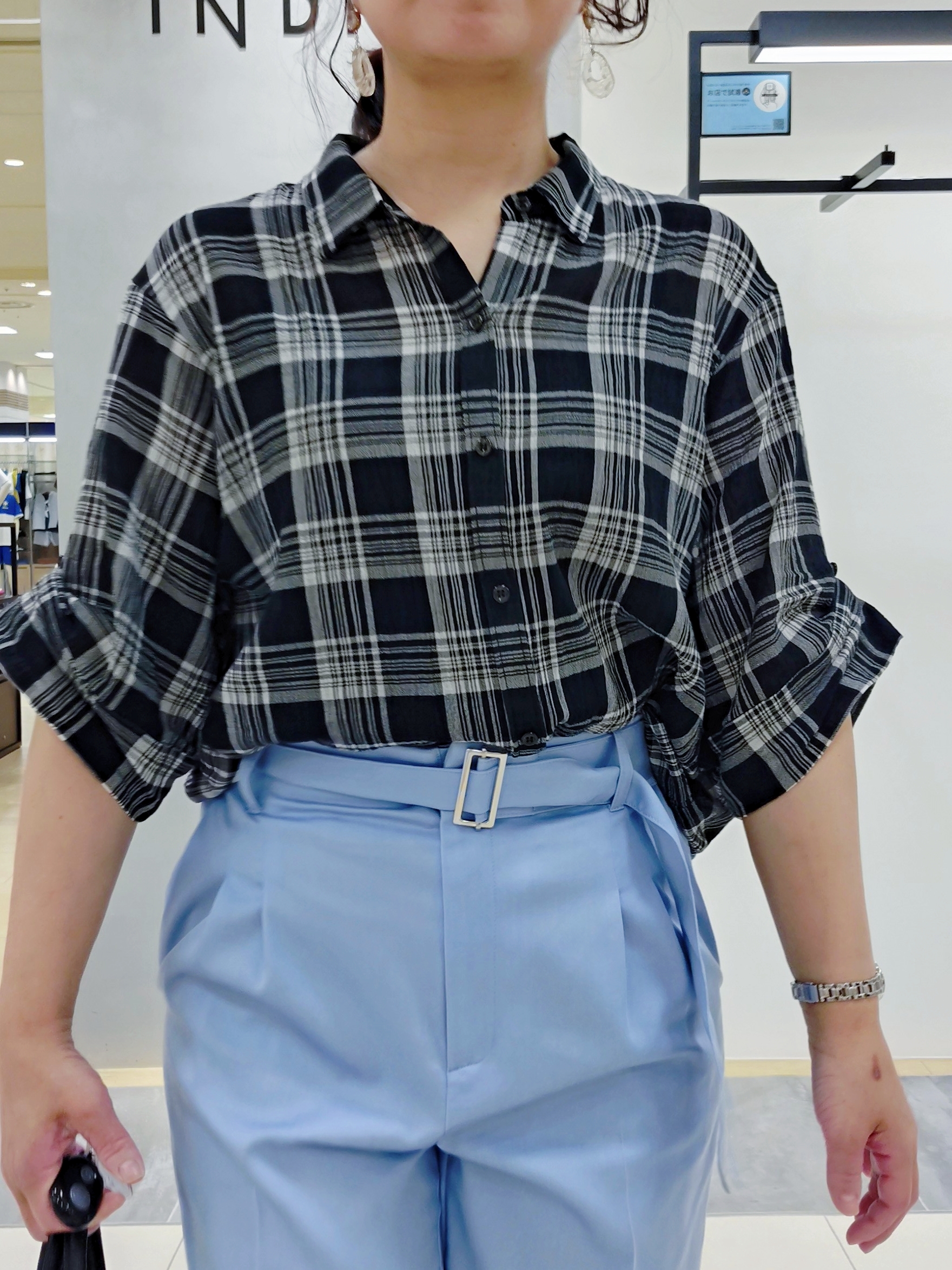 TOMOMIさんの「INDIVI｜【コットン100％／透け感／2WAY】袖アレンジ チェックシャツ」を使ったコーディネート