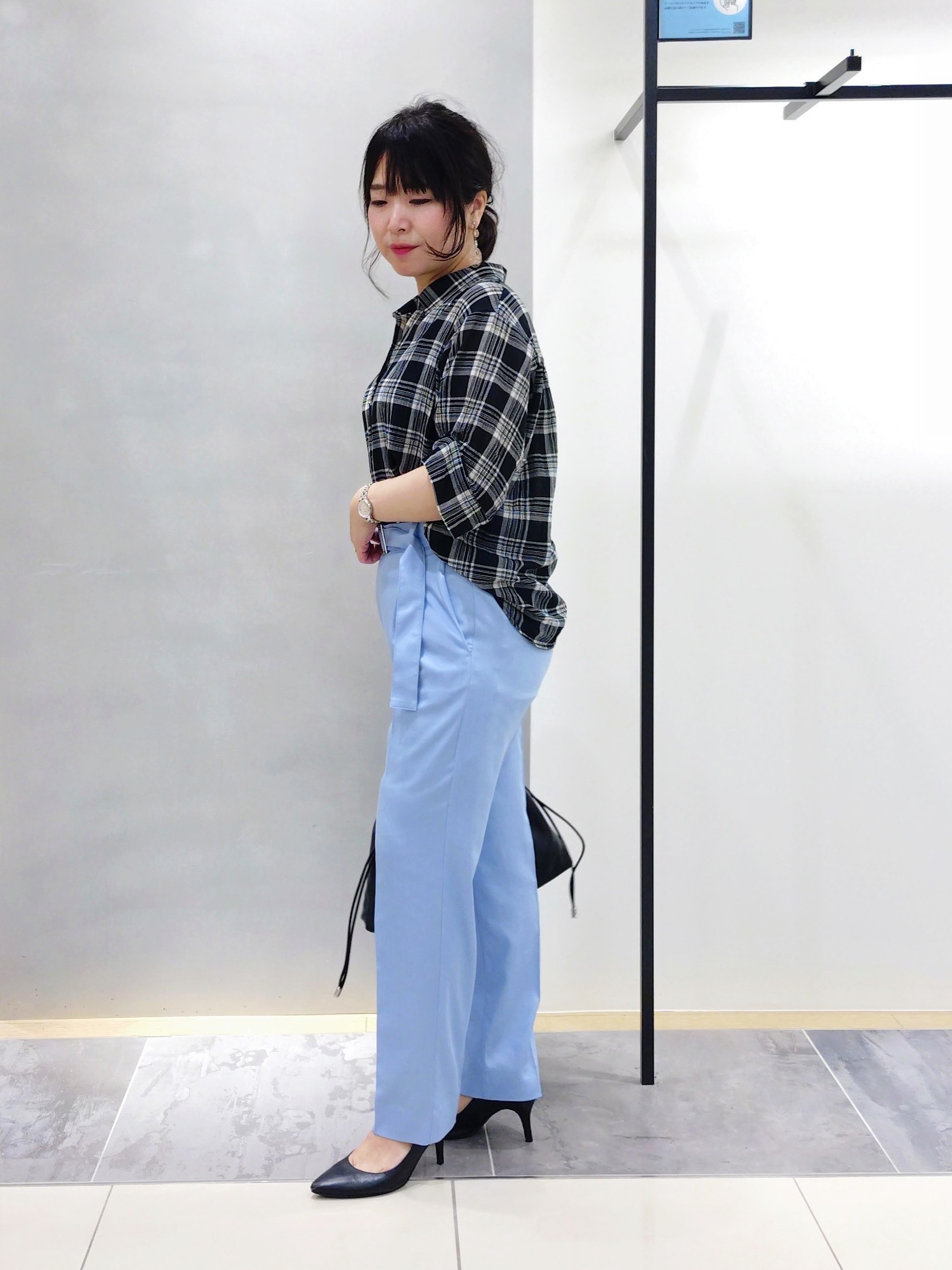 TOMOMIさんの「INDIVI｜【コットン100％／透け感／2WAY】袖アレンジ チェックシャツ」を使ったコーディネート