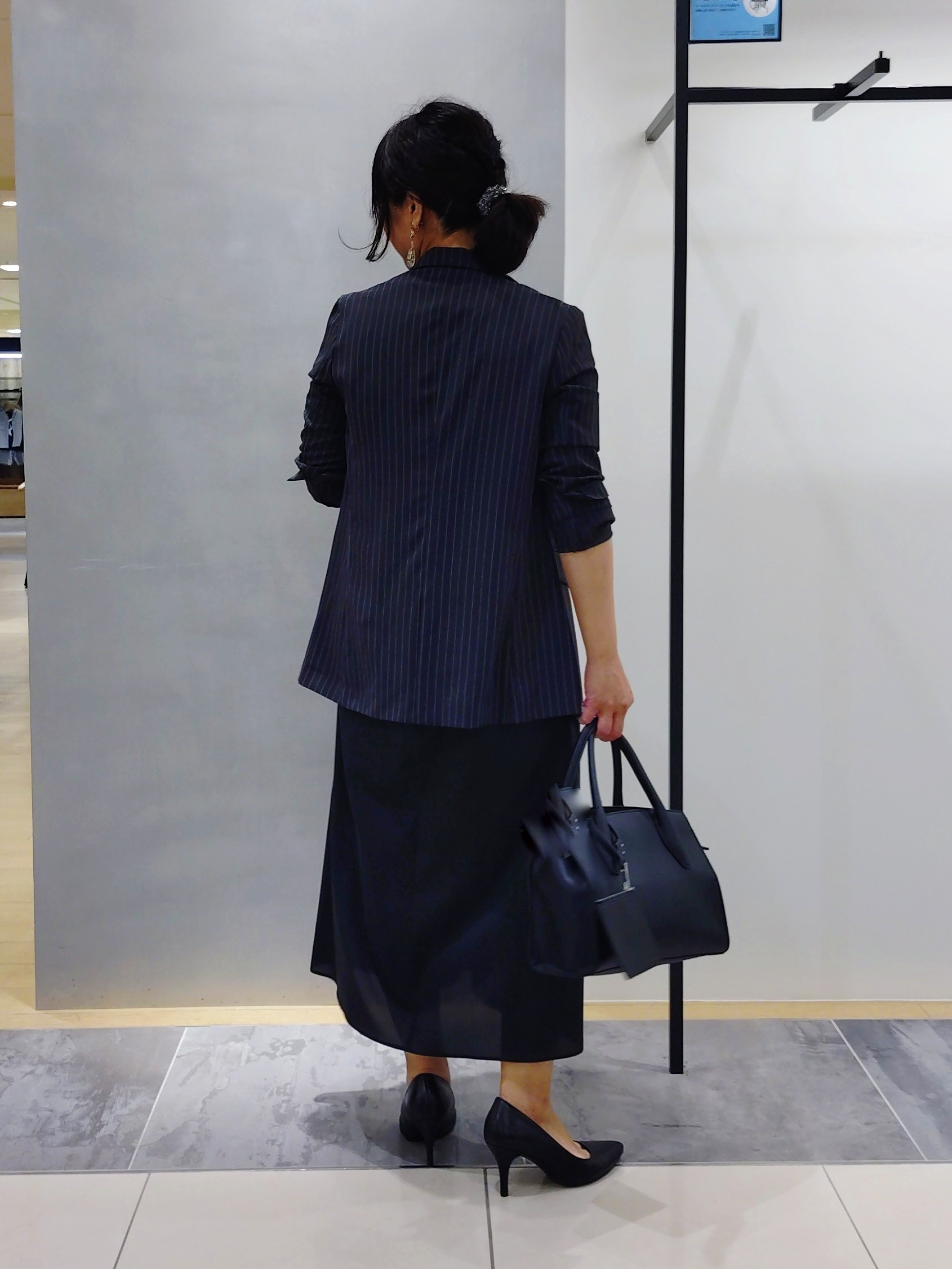 TOMOMIさんの「INDIVI｜【合皮／2WAY】チャーム付きドロストソフトレザーバッグ」を使ったコーディネート