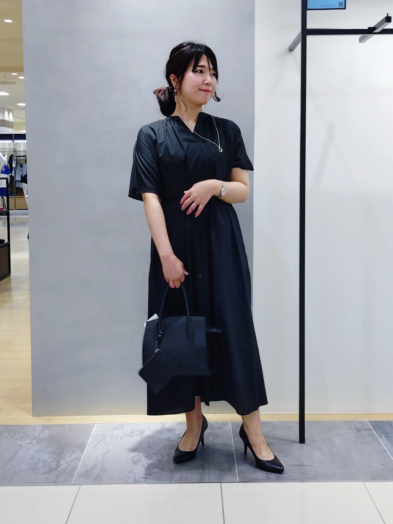 TOMOMIさんの「INDIVI｜【合皮／2WAY】チャーム付きドロストソフトレザーバッグ」を使ったコーディネート