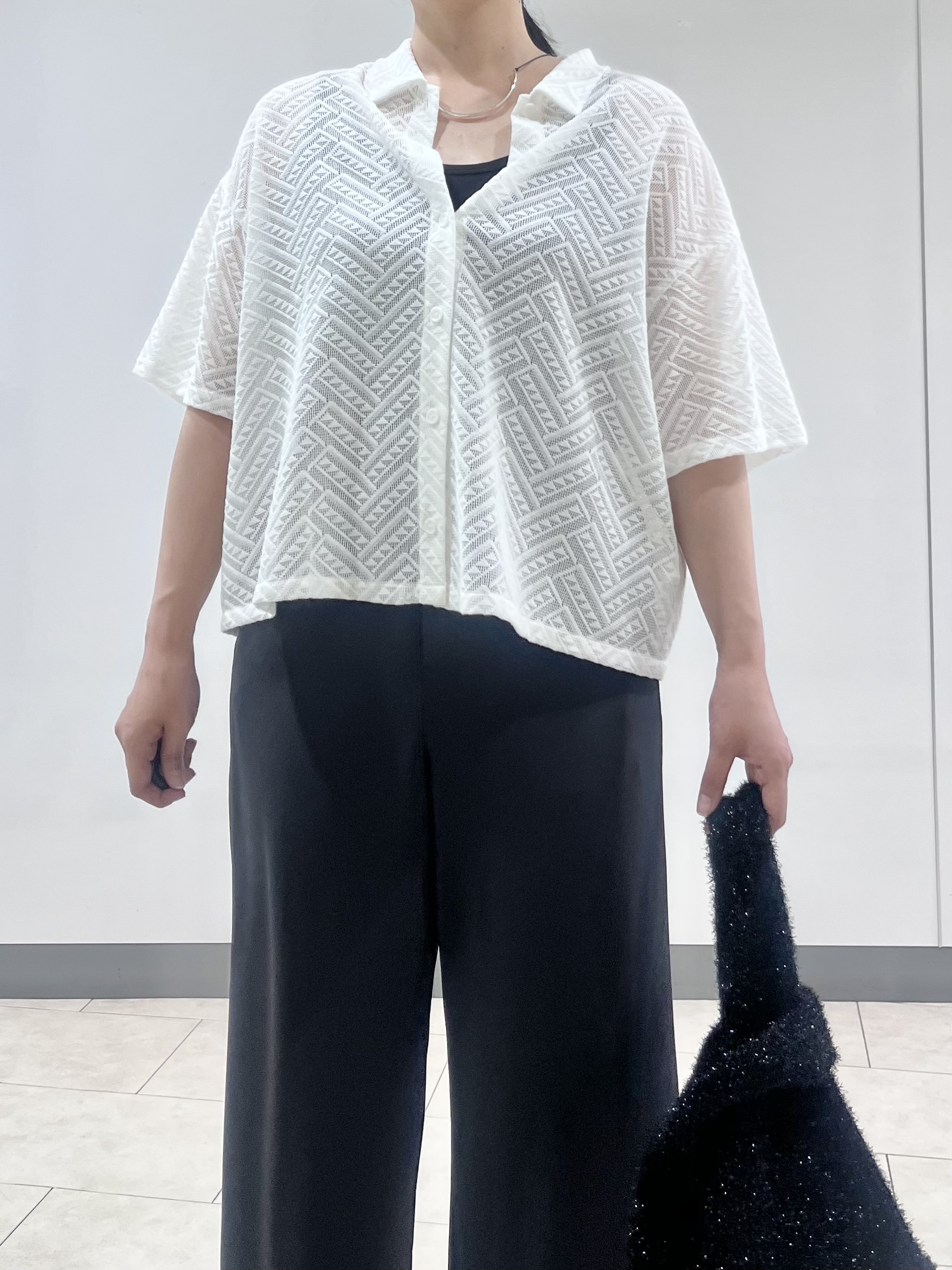 hasuさんの「INDIVI｜【洗える/日本製】幾何学柄レースシャツ」を使ったコーディネート