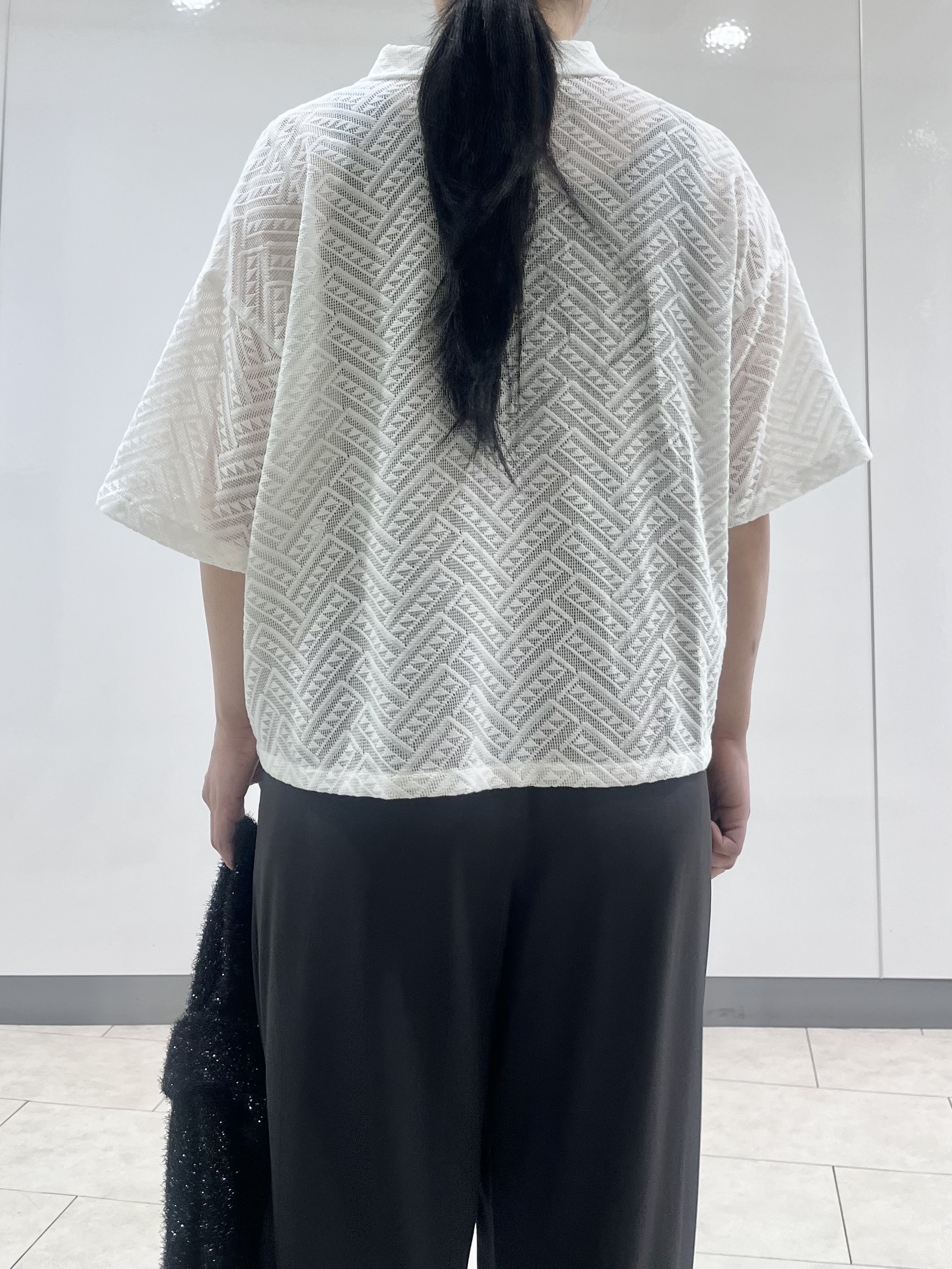 hasuさんの「INDIVI｜【洗える/日本製】幾何学柄レースシャツ」を使ったコーディネート
