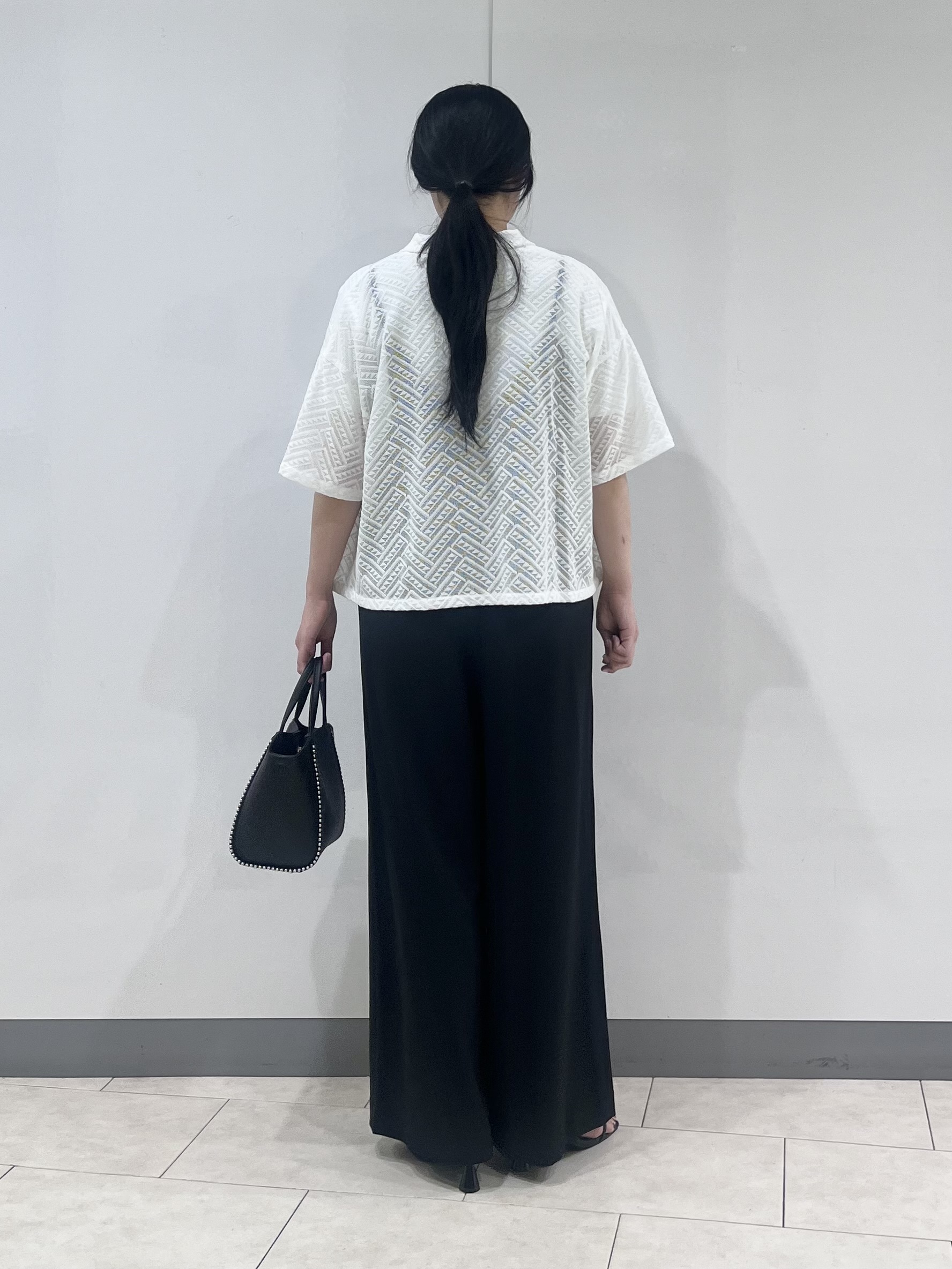 hasuさんの「INDIVI｜【洗える/日本製】幾何学柄レースシャツ」を使ったコーディネート