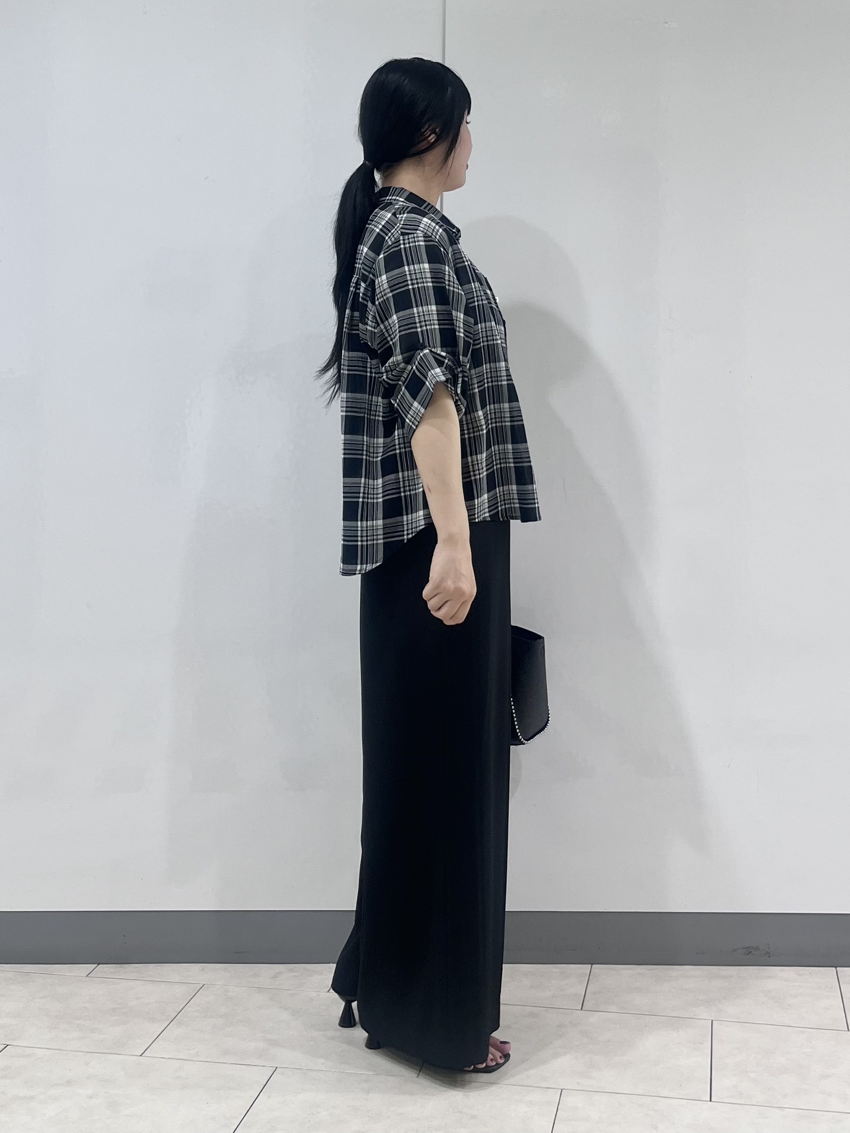 hasuさんの「INDIVI｜【コットン100％／透け感／2WAY】袖アレンジ チェックシャツ」を使ったコーディネート