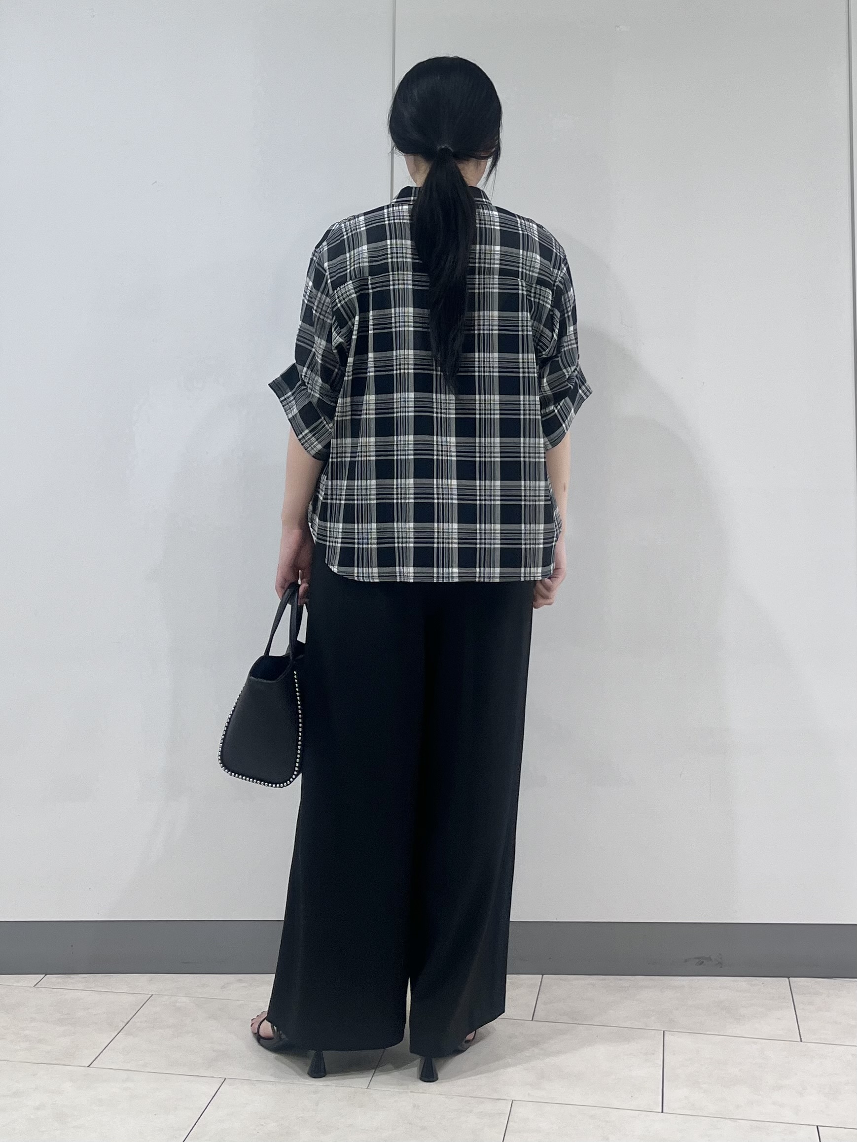 hasuさんの「INDIVI｜【コットン100％／透け感／2WAY】袖アレンジ チェックシャツ」を使ったコーディネート