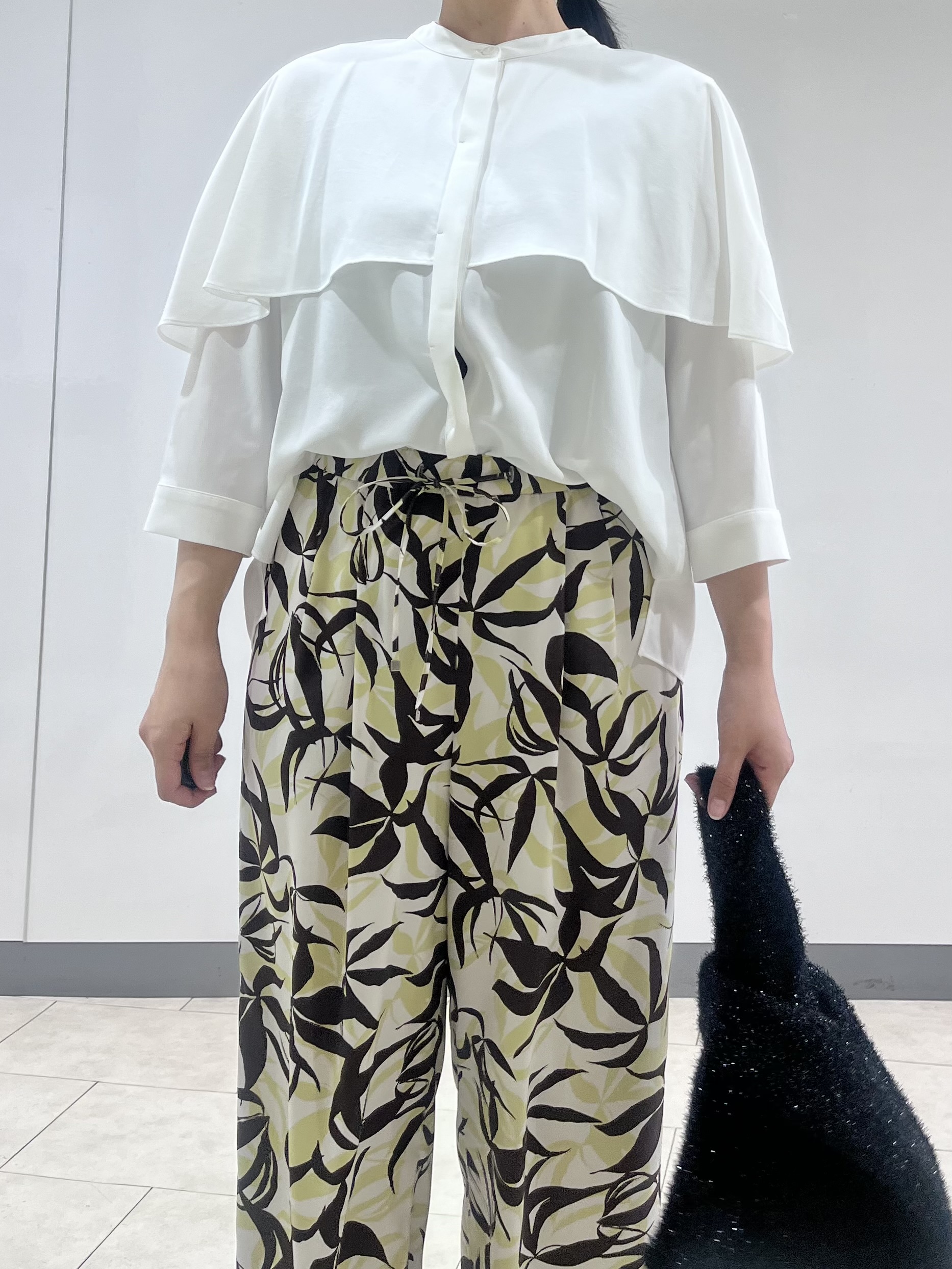 hasuさんの「INDIVI｜【羽織りにも！/UVケア/着る日傘】ケープ風ブラウス」を使ったコーディネート