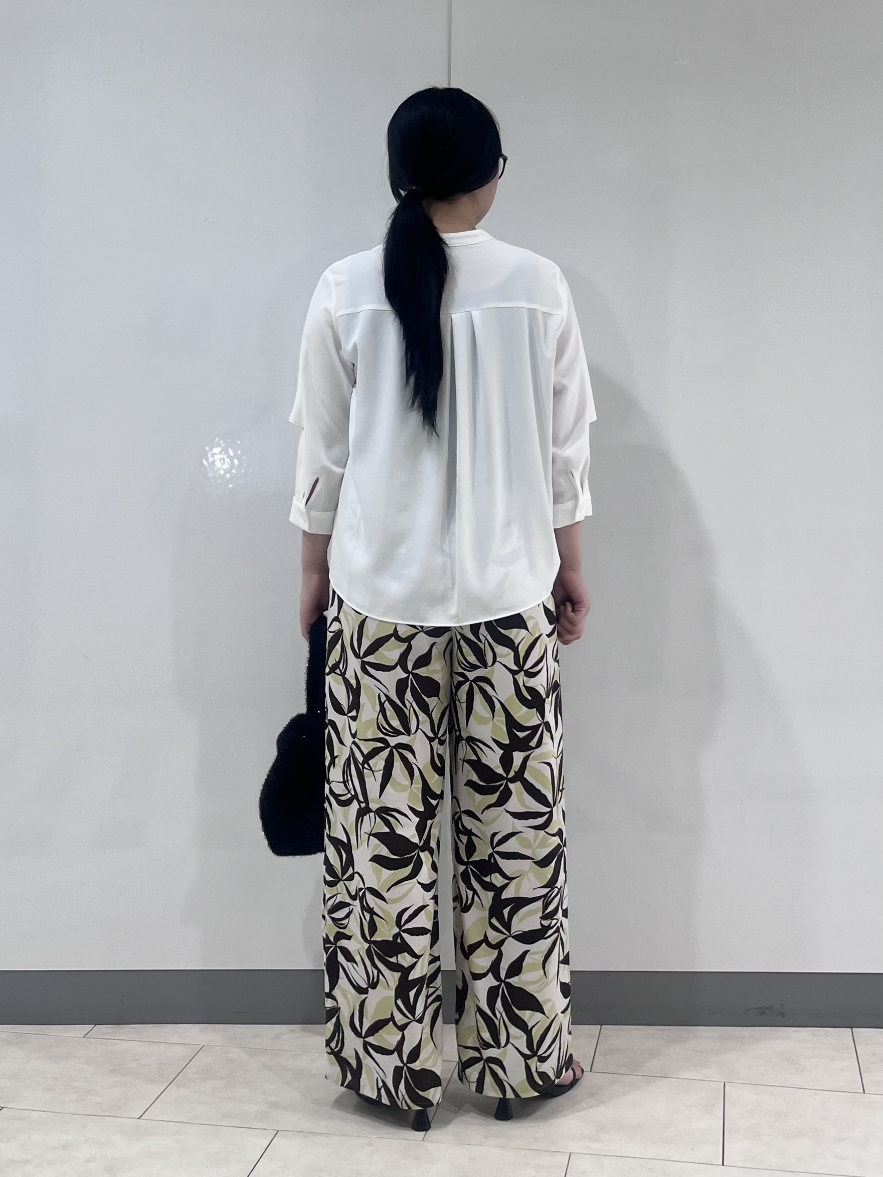 hasuさんの「INDIVI｜【羽織りにも！/UVケア/着る日傘】ケープ風ブラウス」を使ったコーディネート