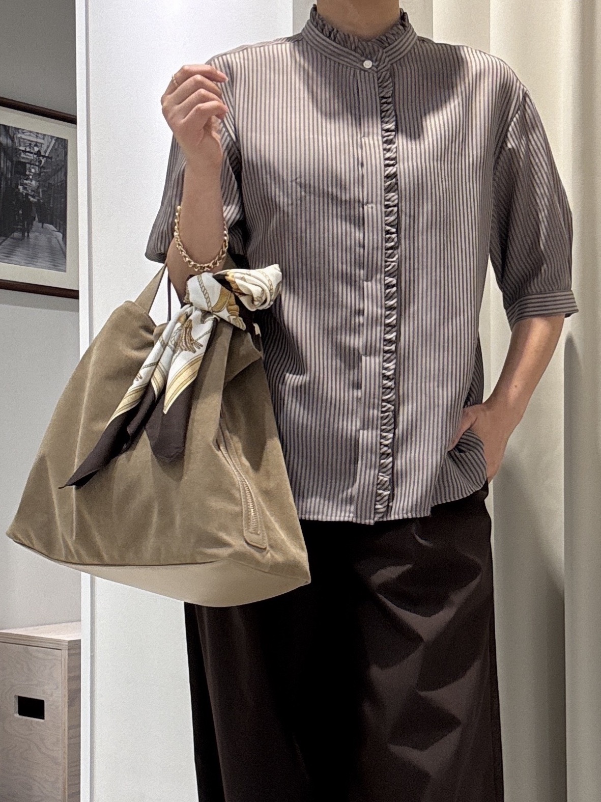 tomoさんの「UNTITLED｜【接触冷感/通気性/洗える】スタンドカラーフリルブラウス」を使ったコーディネート