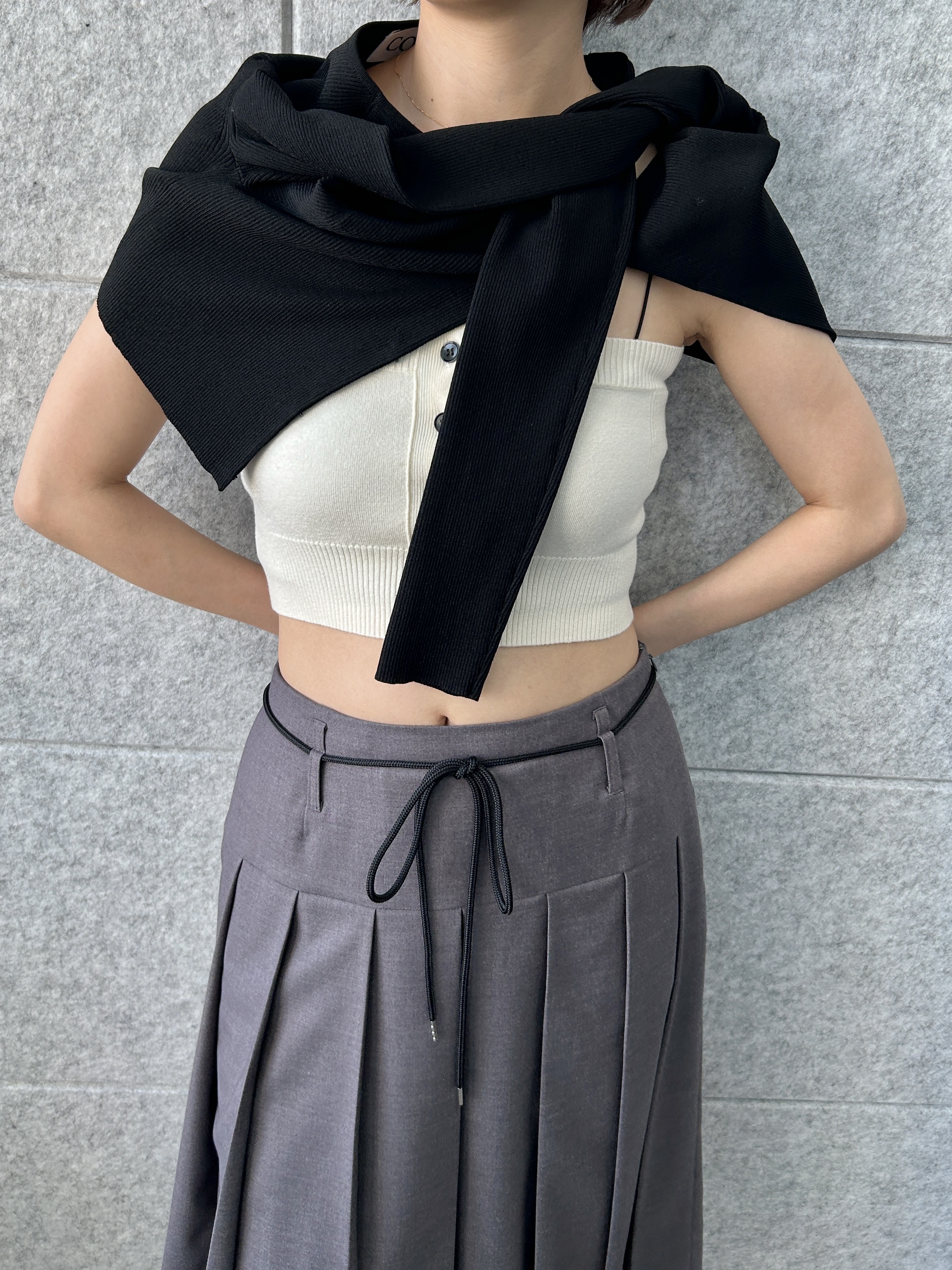 harunaさんの「CODE A｜soft pleated midi skirt」を使ったコーディネート