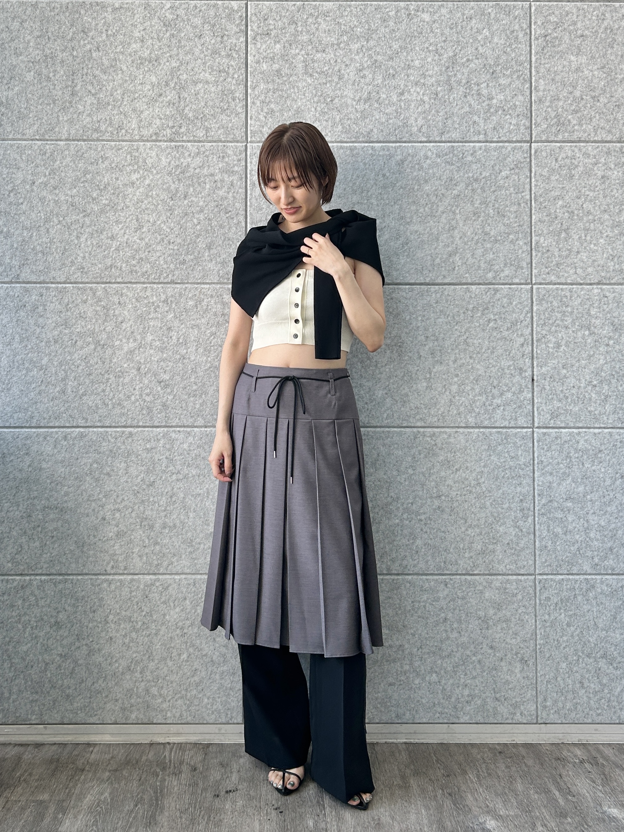 harunaさんの「CODE A｜soft pleated midi skirt」を使ったコーディネート