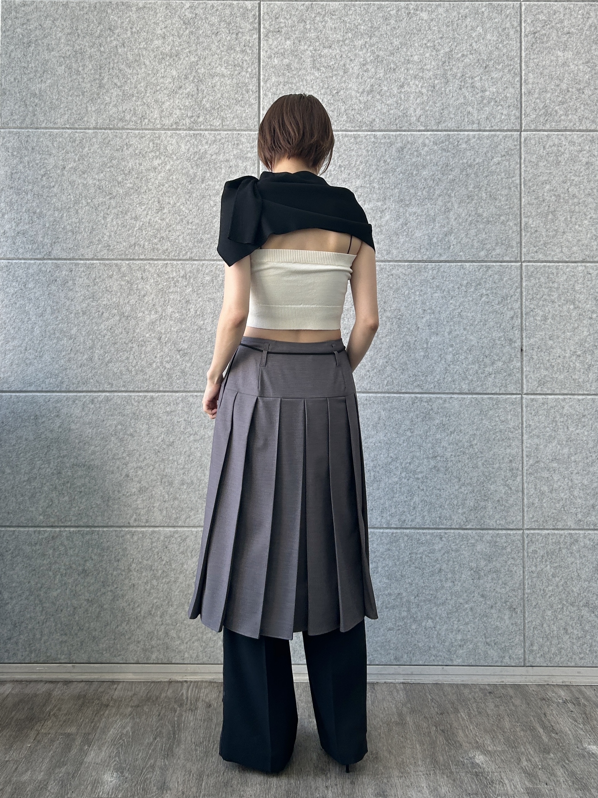 harunaさんの「CODE A｜soft pleated midi skirt」を使ったコーディネート