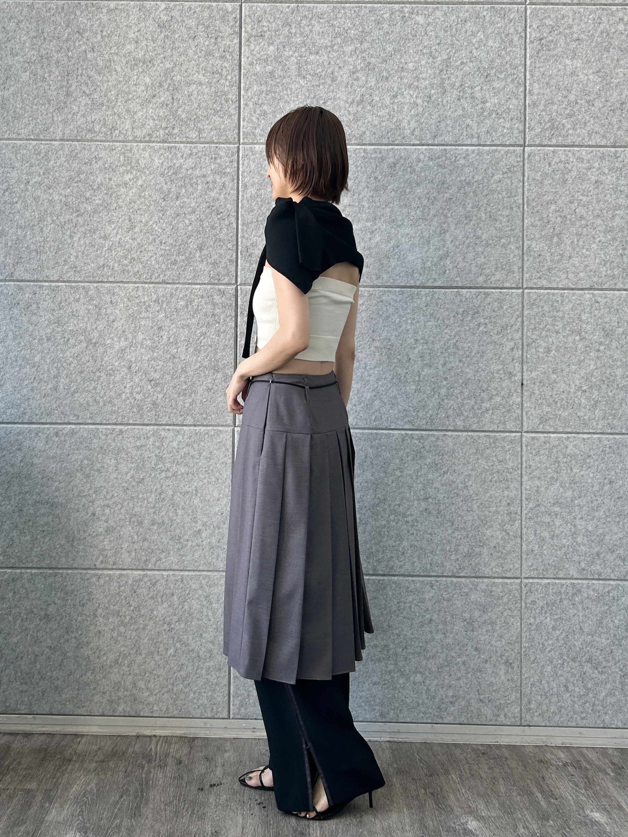 harunaさんの「CODE A｜soft pleated midi skirt」を使ったコーディネート