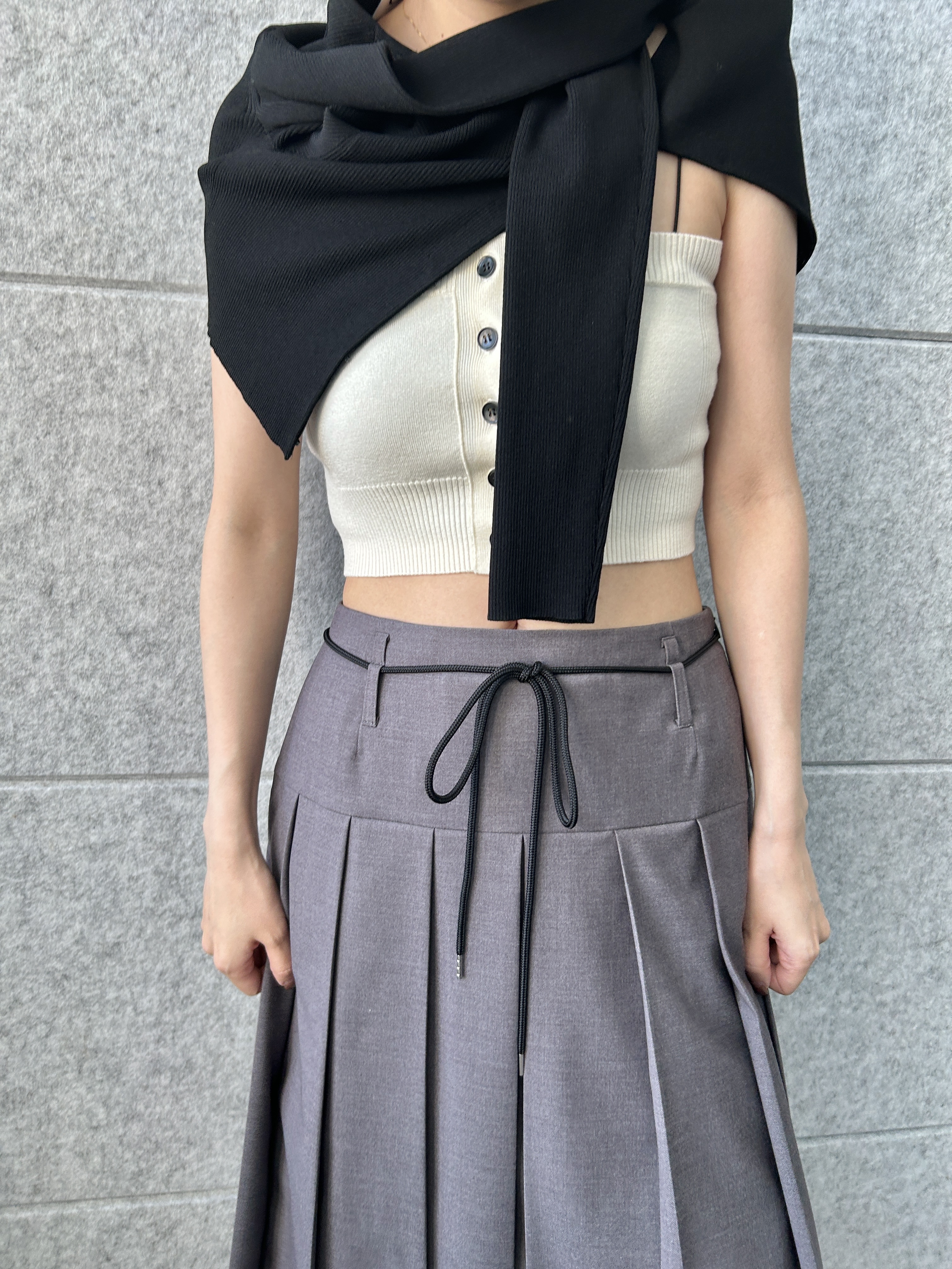 harunaさんの「CODE A｜soft pleated midi skirt」を使ったコーディネート