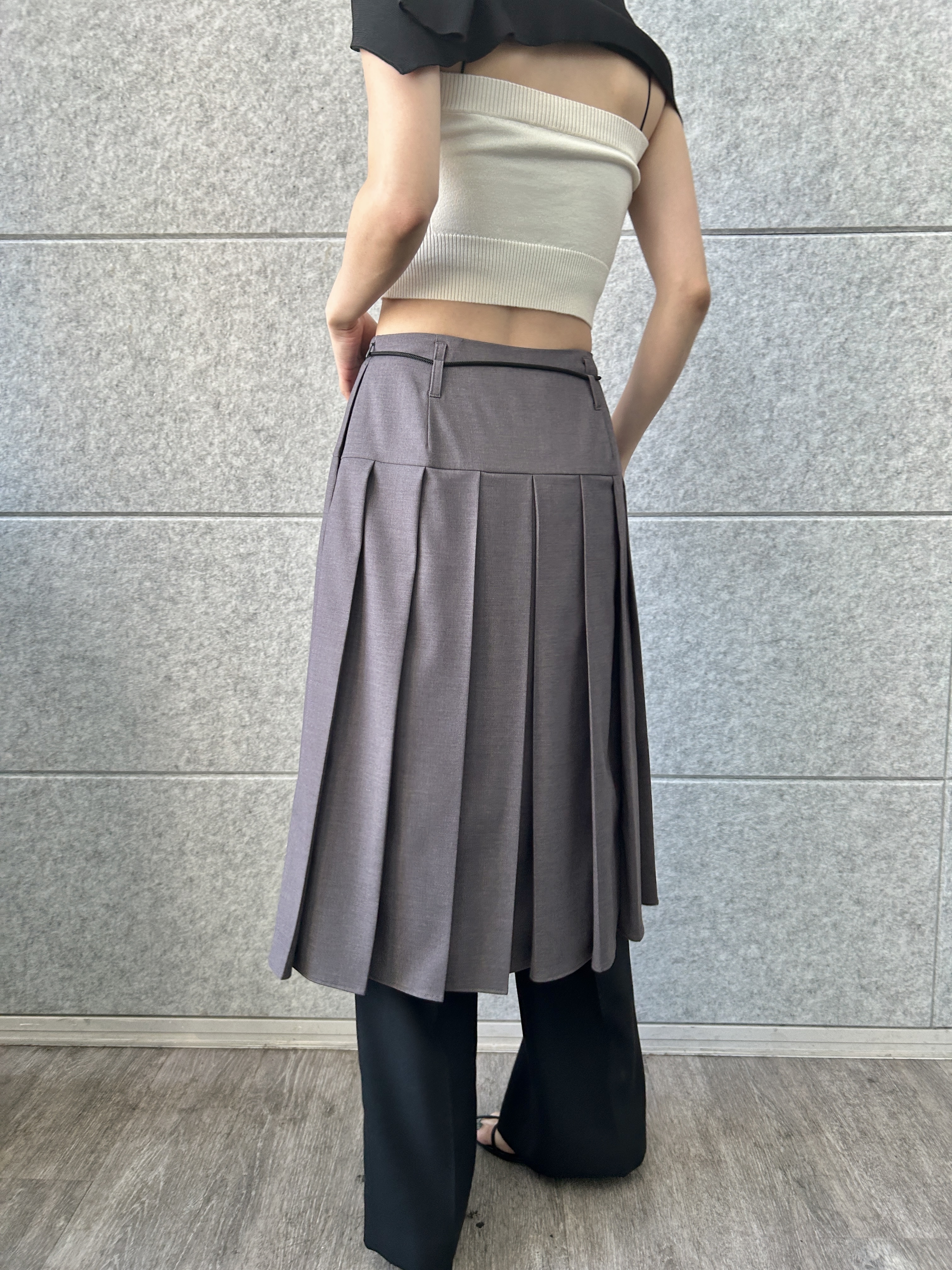 harunaさんの「CODE A｜soft pleated midi skirt」を使ったコーディネート