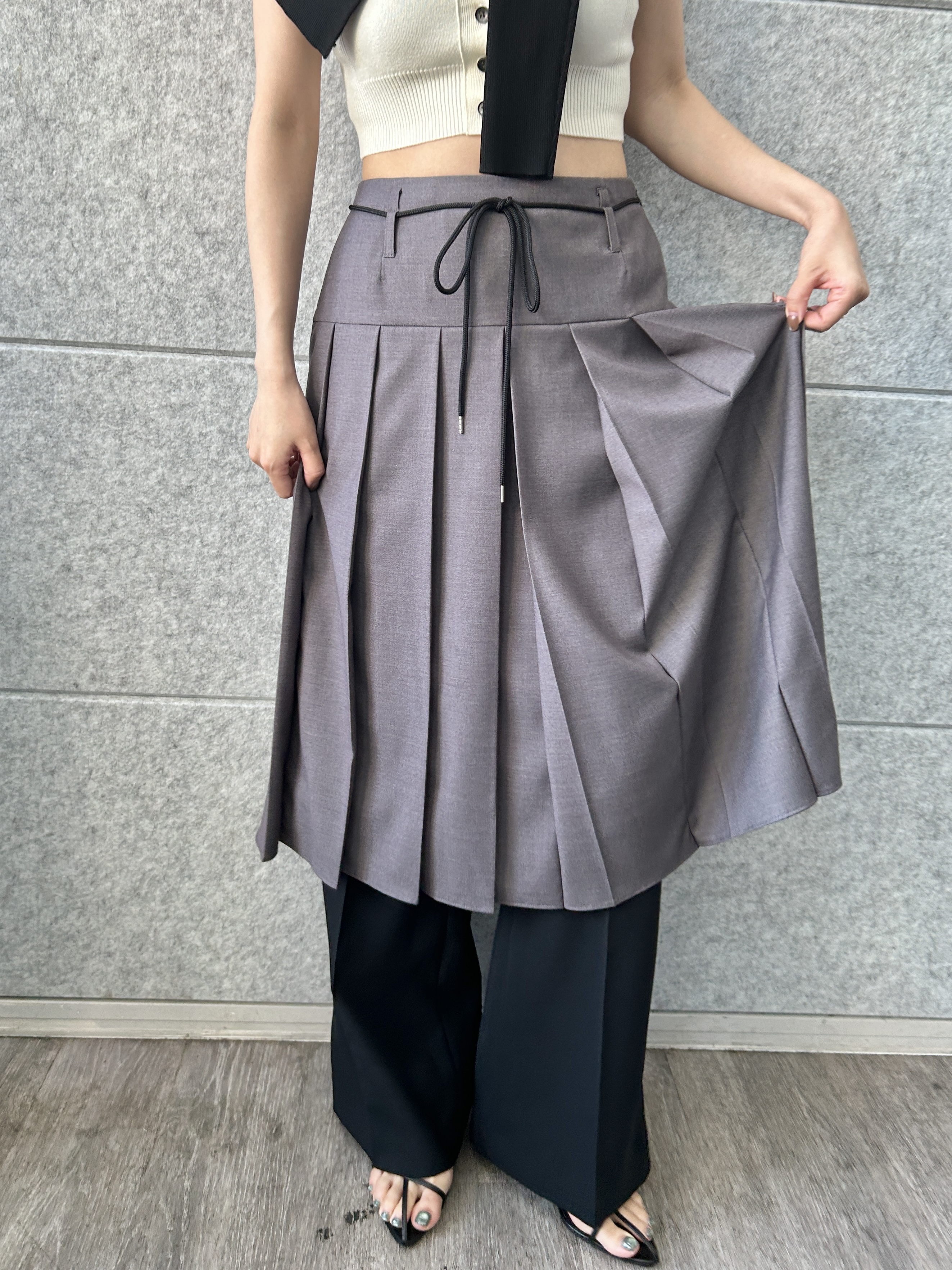 harunaさんの「CODE A｜soft pleated midi skirt」を使ったコーディネート