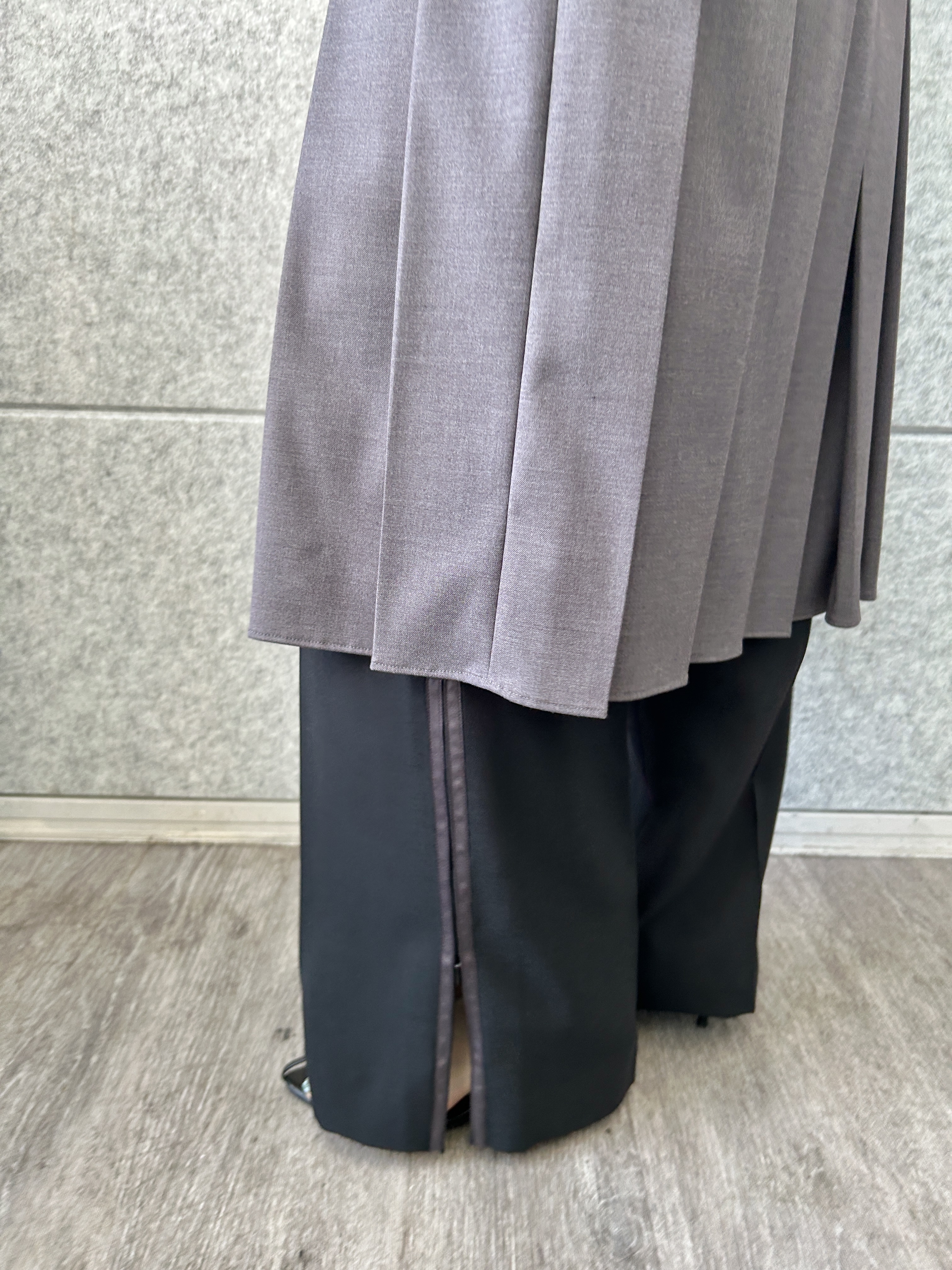 harunaさんの「CODE A｜soft pleated midi skirt」を使ったコーディネート