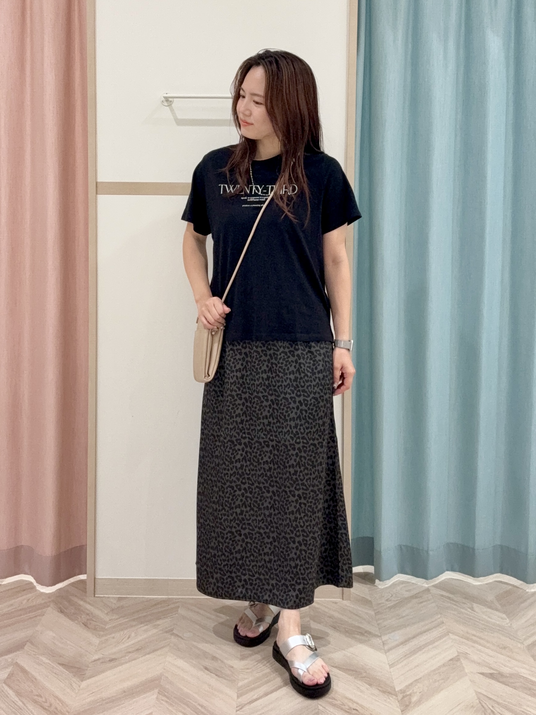 kさんの「SHOO･LA･RUE｜【S-LL/洗濯機可】大人のベーシックカラープリントTシャツ」を使ったコーディネート
