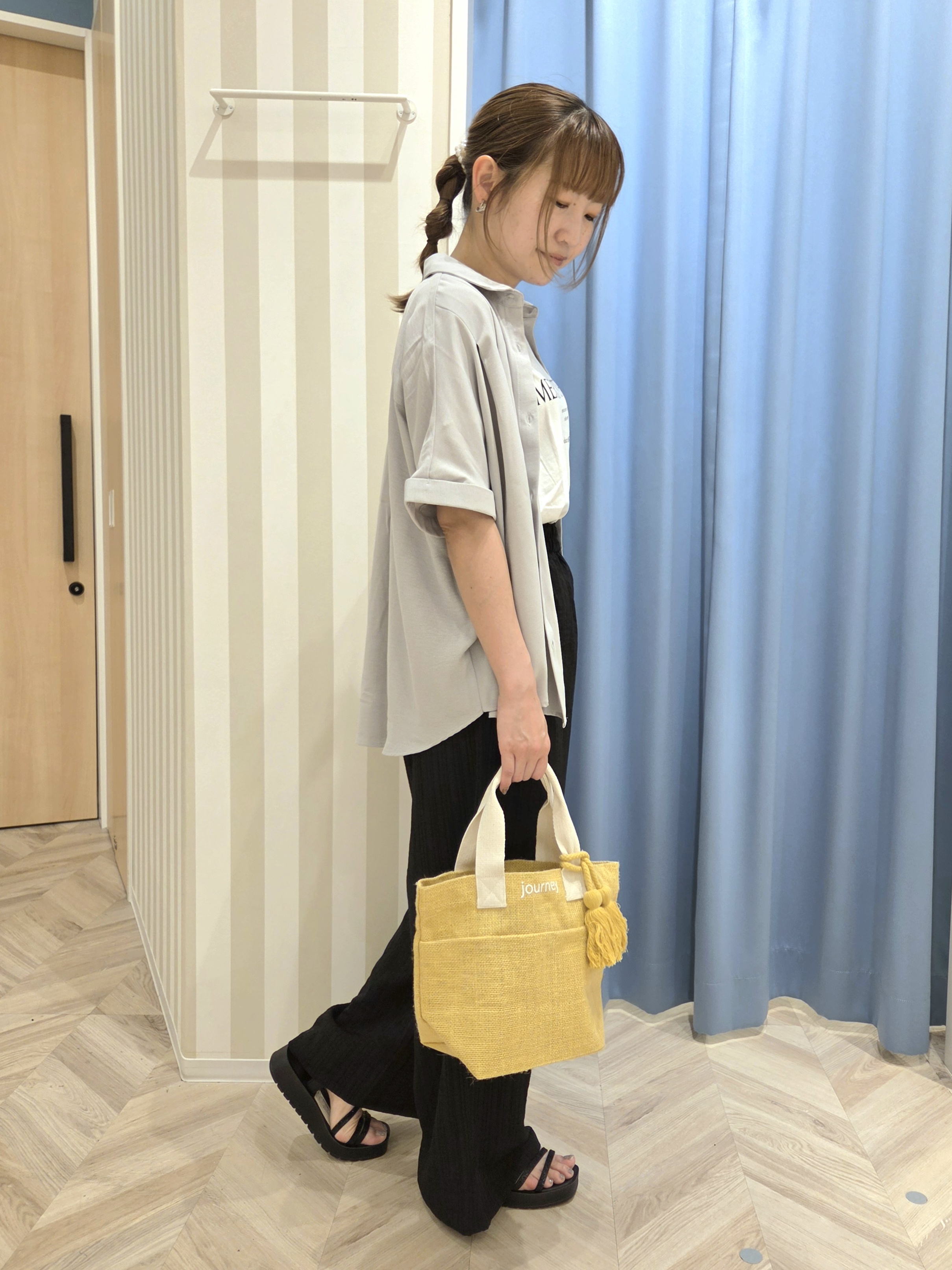 Ikumiさんの「SHOO･LA･RUE｜【洗濯後しわになりにくい/体型カバー】二の腕も隠せる　お袖ロールアップ半袖シャツ」を使ったコーディネート
