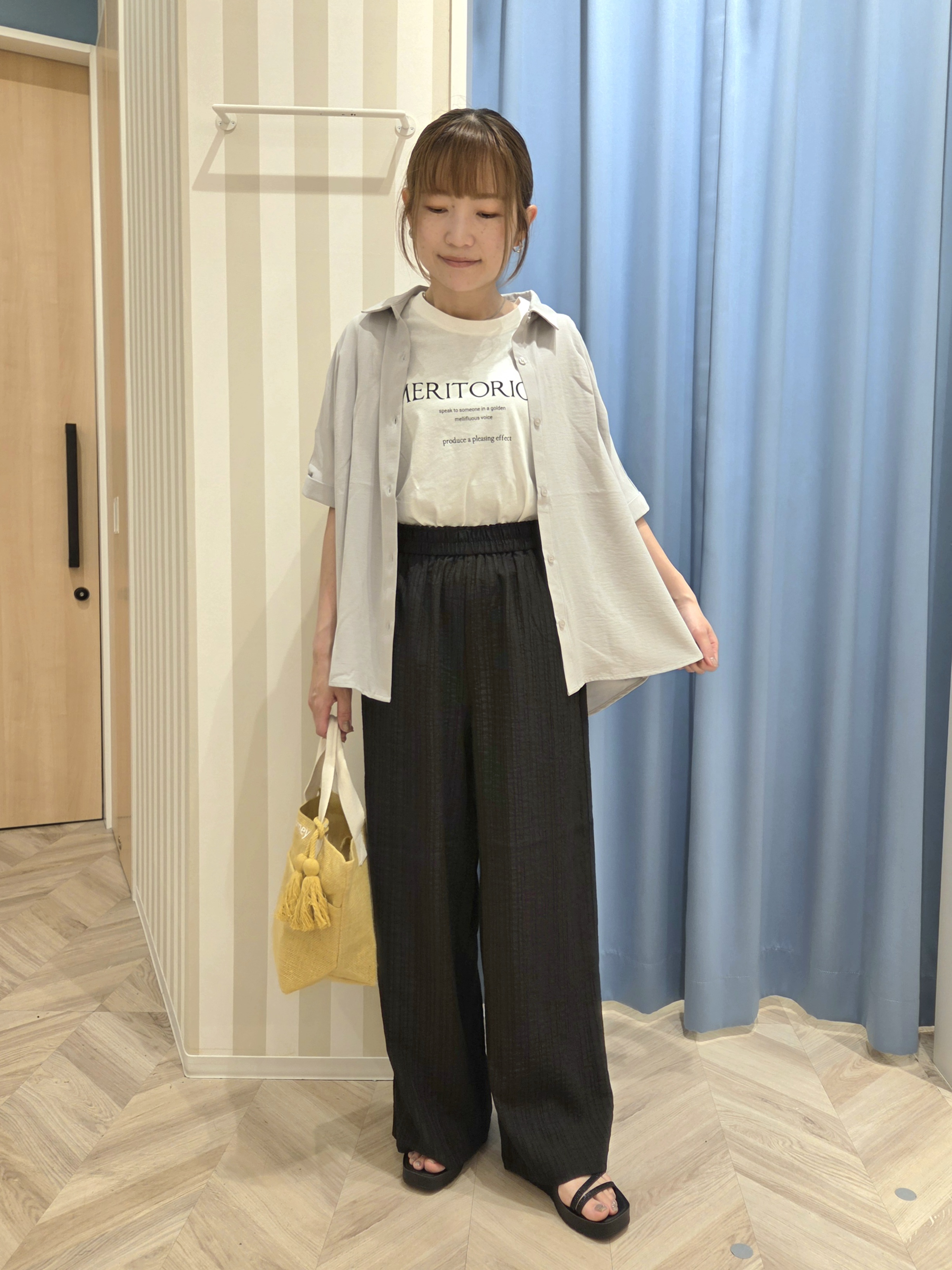Ikumiさんの「SHOO･LA･RUE｜【洗濯後しわになりにくい/体型カバー】二の腕も隠せる　お袖ロールアップ半袖シャツ」を使ったコーディネート