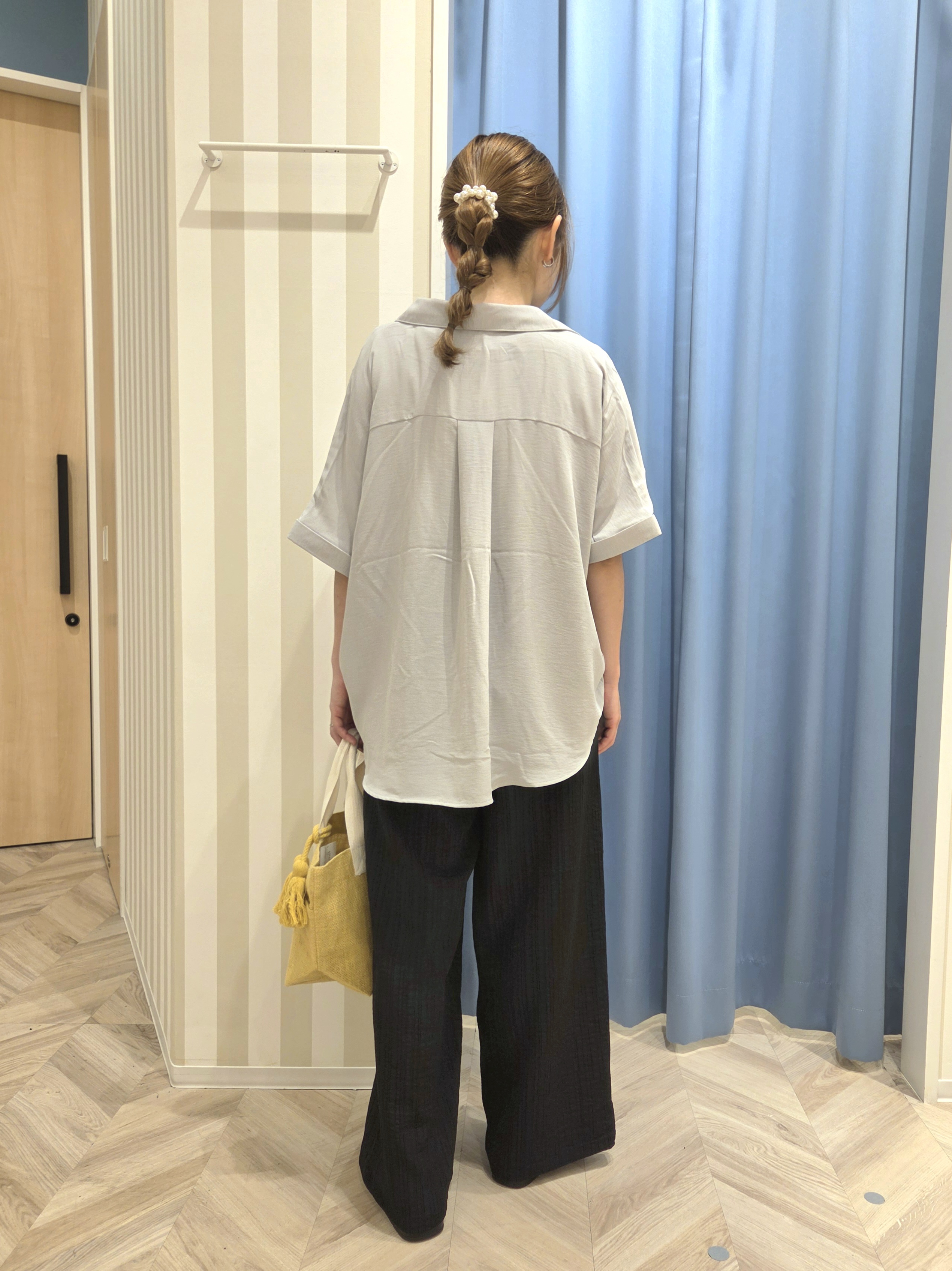 Ikumiさんの「SHOO･LA･RUE｜【洗濯後しわになりにくい/体型カバー】二の腕も隠せる　お袖ロールアップ半袖シャツ」を使ったコーディネート
