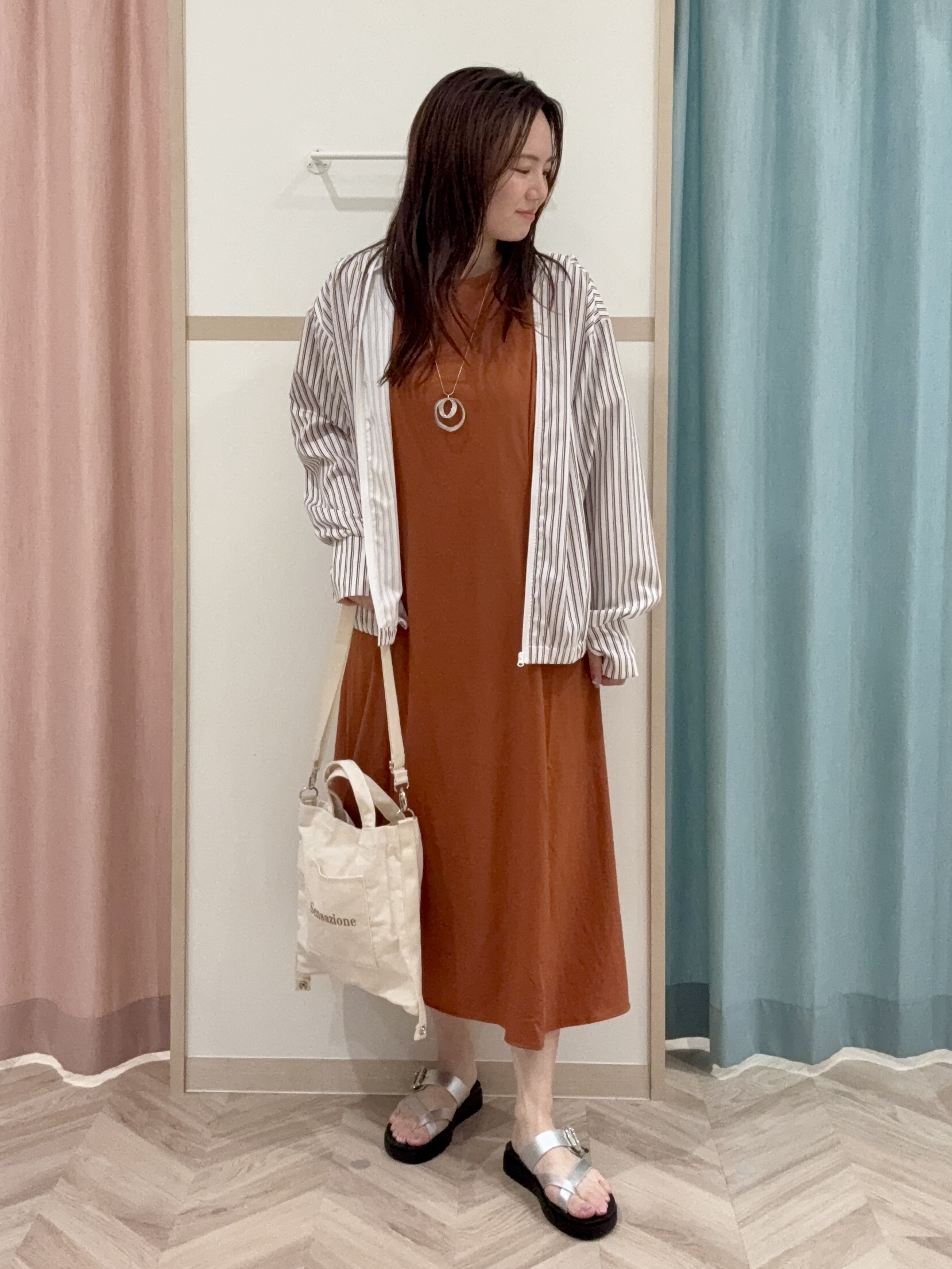 kさんの「SHOO･LA･RUE｜【洗濯後しわになりにくい/S-LL】お顔も手の甲もしっかりカバー　日よけ・指穴付きUVパーカ」を使ったコーディネート