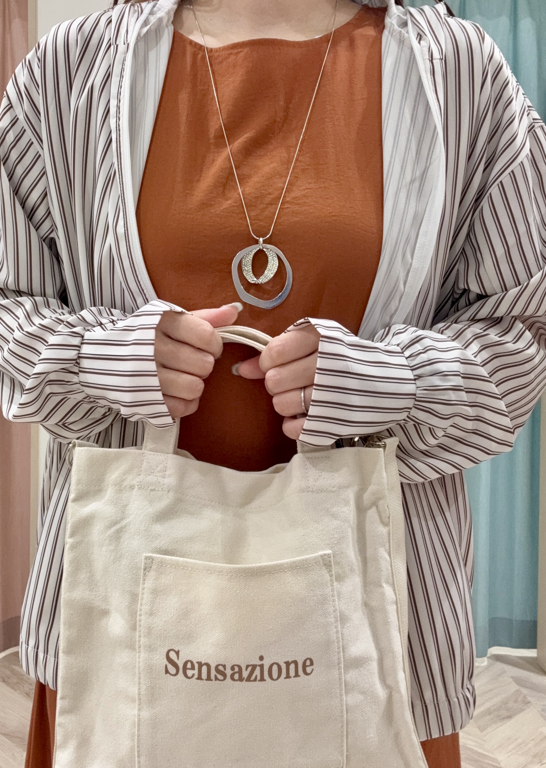kさんの「SHOO･LA･RUE｜【洗濯後しわになりにくい/S-LL】お顔も手の甲もしっかりカバー　日よけ・指穴付きUVパーカ」を使ったコーディネート