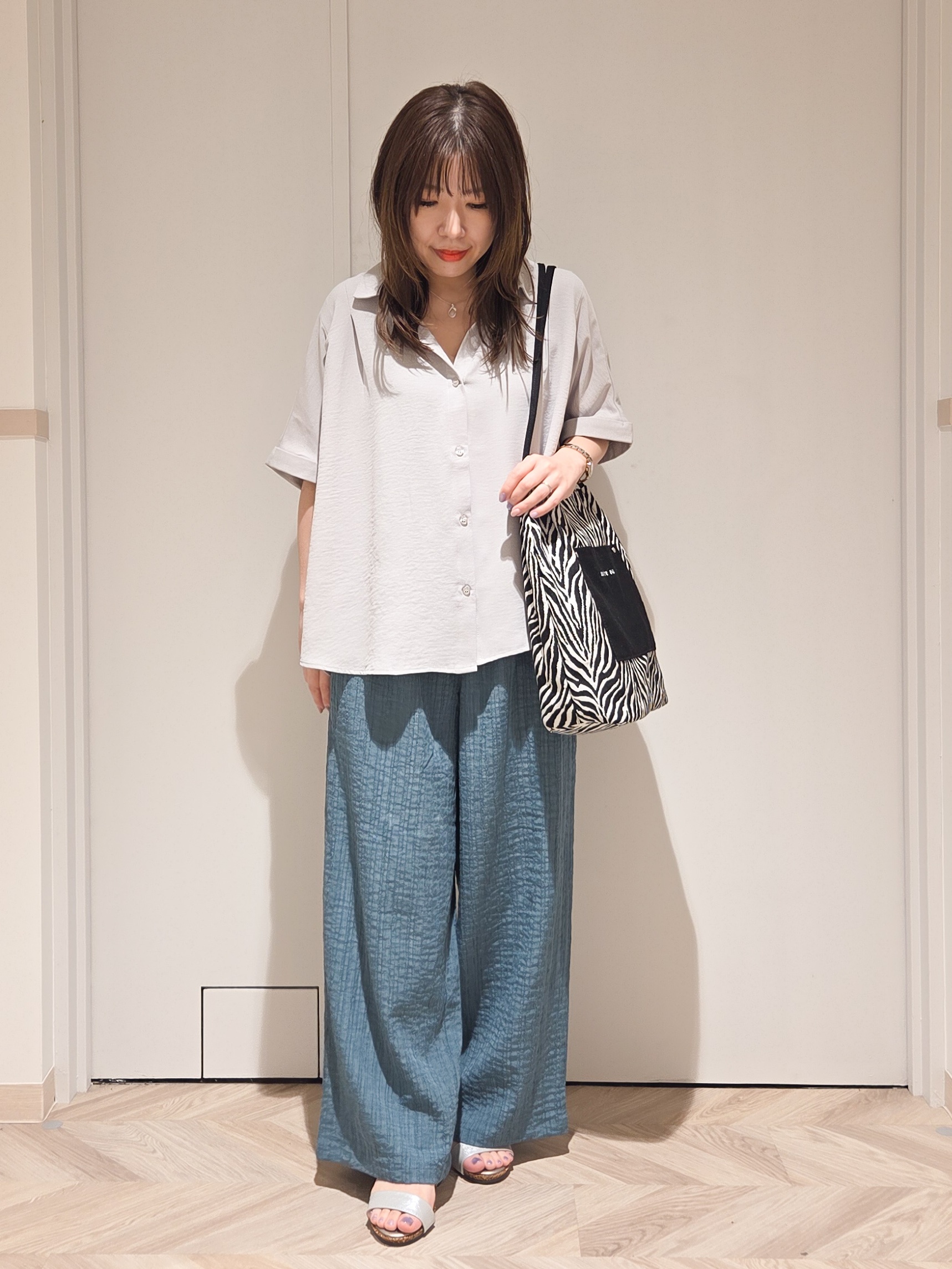 TSUCHIYAさんの「SHOO･LA･RUE｜【洗濯後しわになりにくい/体型カバー】二の腕も隠せる　お袖ロールアップ半袖シャツ」を使ったコーディネート