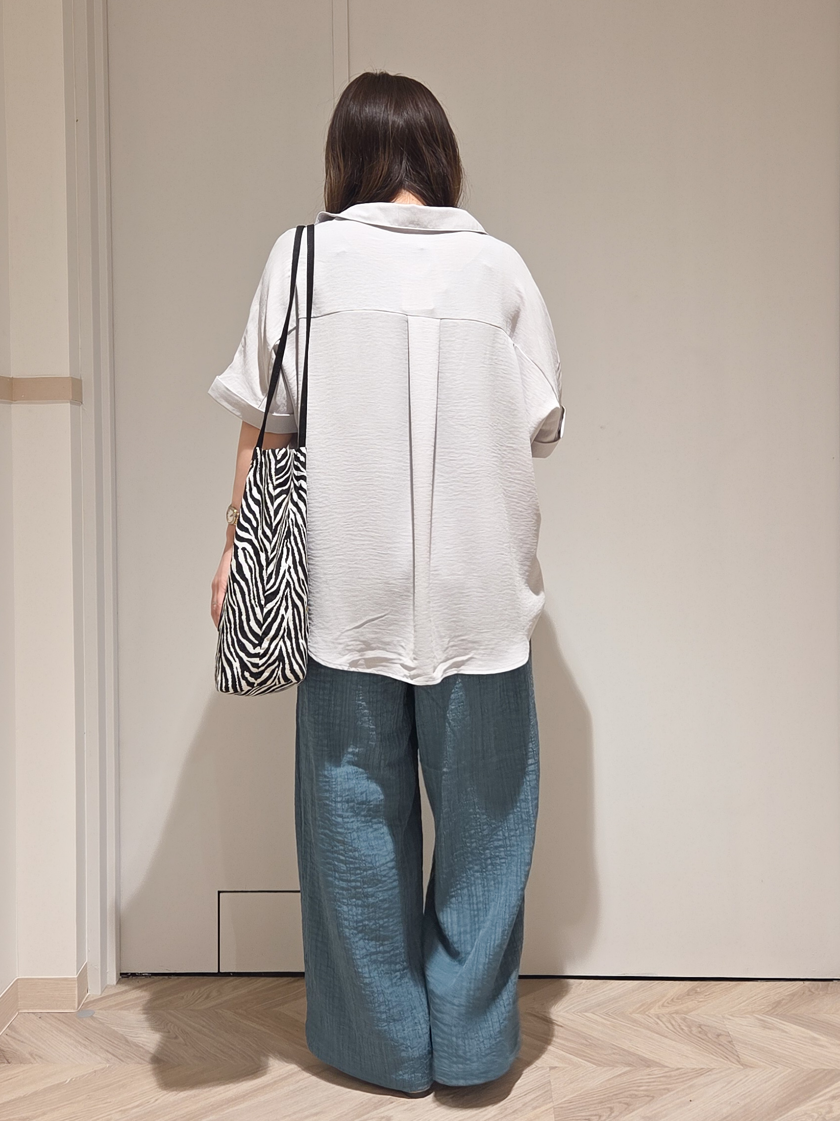 TSUCHIYAさんの「SHOO･LA･RUE｜【洗濯後しわになりにくい/体型カバー】二の腕も隠せる　お袖ロールアップ半袖シャツ」を使ったコーディネート