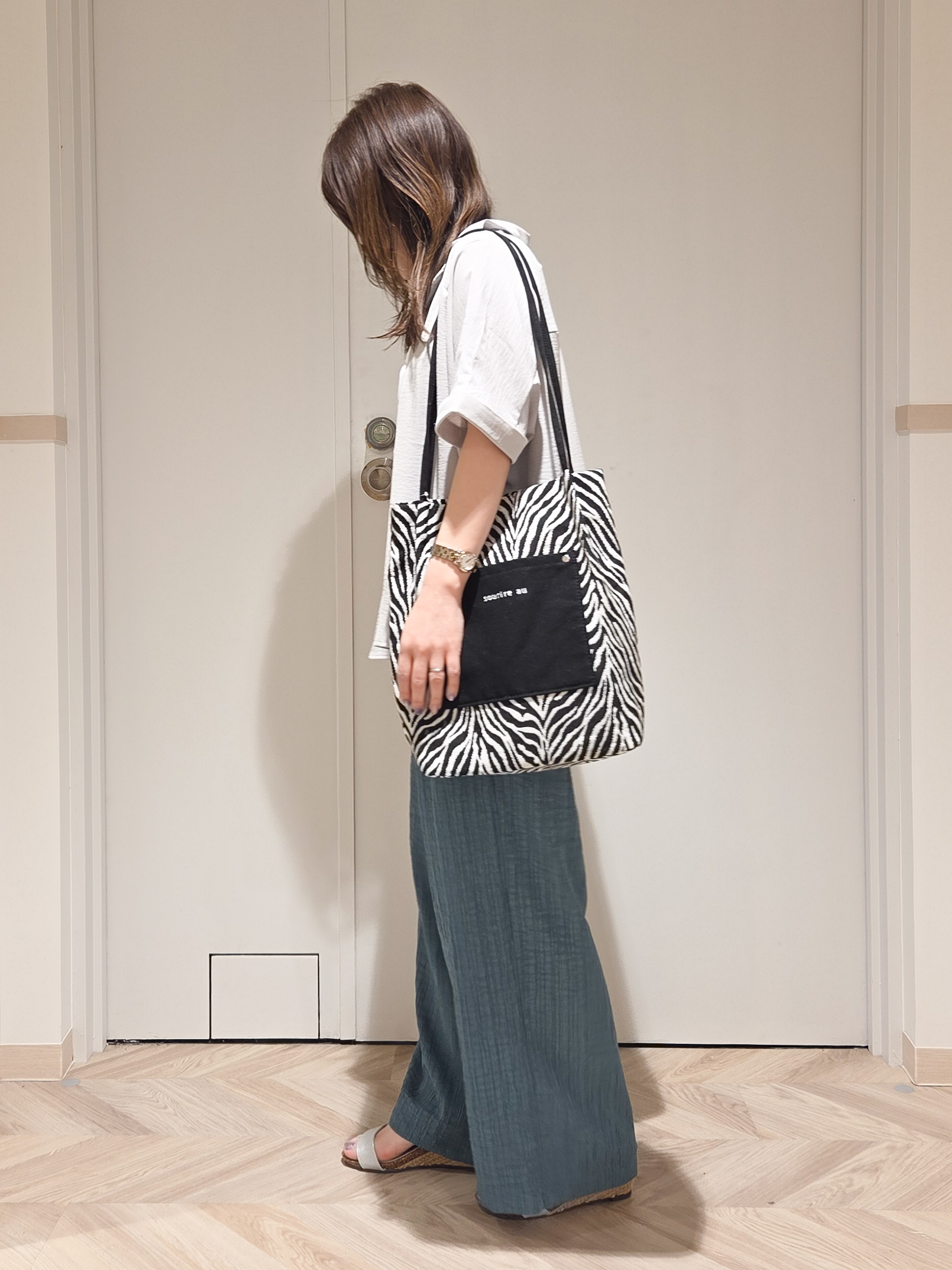 TSUCHIYAさんの「SHOO･LA･RUE｜【洗濯後しわになりにくい/体型カバー】二の腕も隠せる　お袖ロールアップ半袖シャツ」を使ったコーディネート