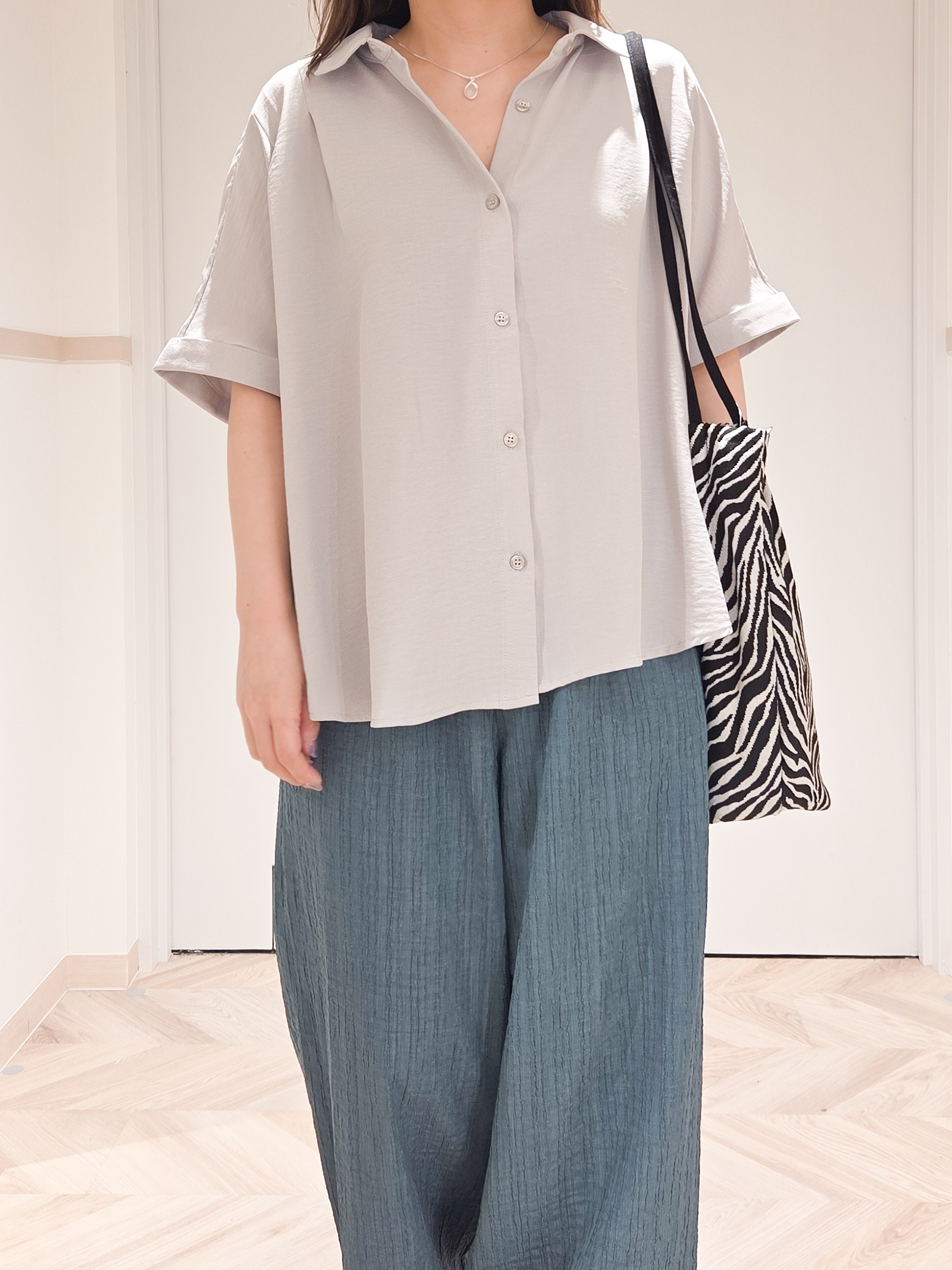 TSUCHIYAさんの「SHOO･LA･RUE｜【洗濯後しわになりにくい/体型カバー】二の腕も隠せる　お袖ロールアップ半袖シャツ」を使ったコーディネート