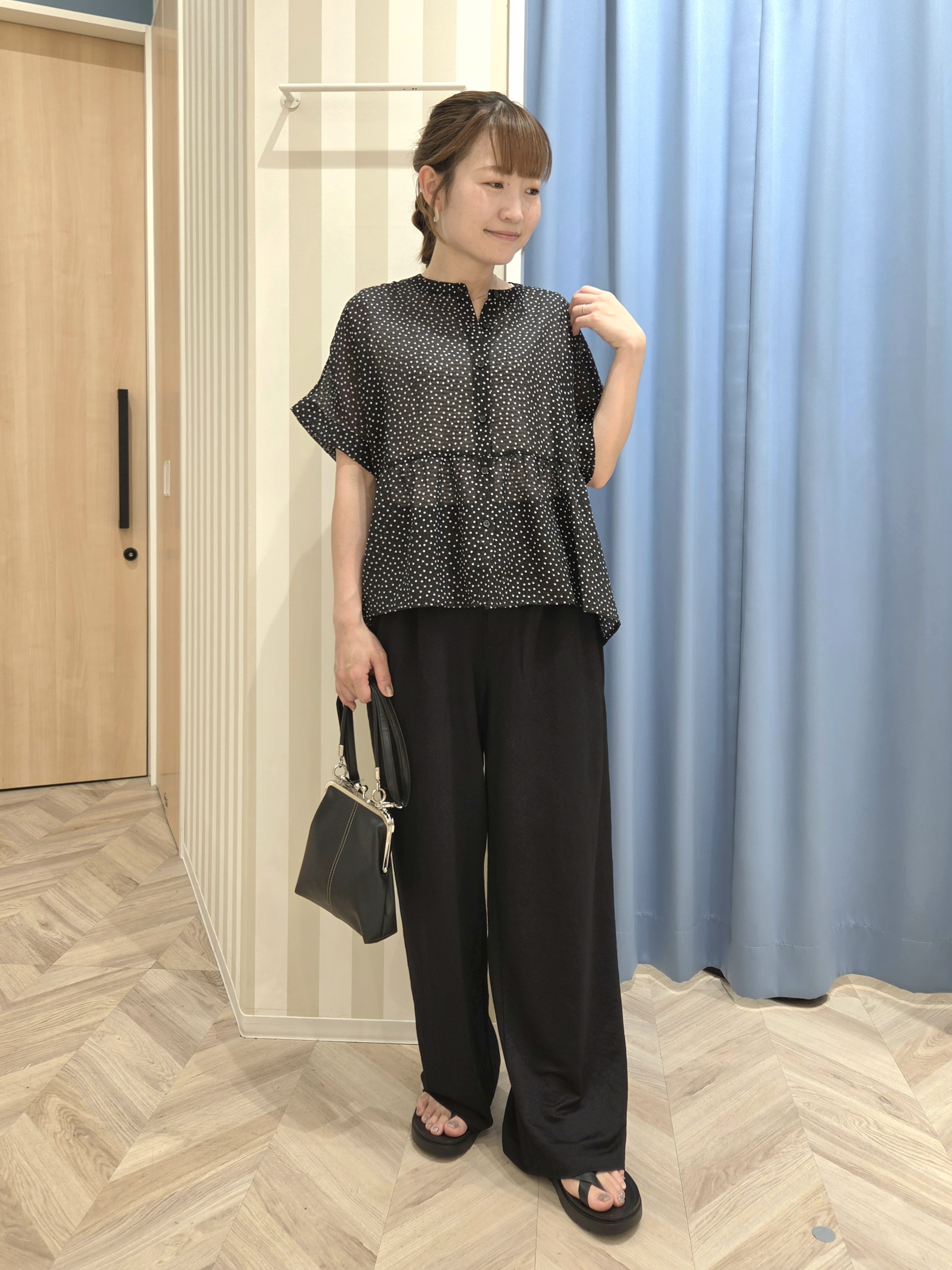Ikumiさんの「SHOO･LA･RUE｜【体型カバー/洗濯機可】二の腕とお腹周りが隠せる シアーペプラムブラウス」を使ったコーディネート