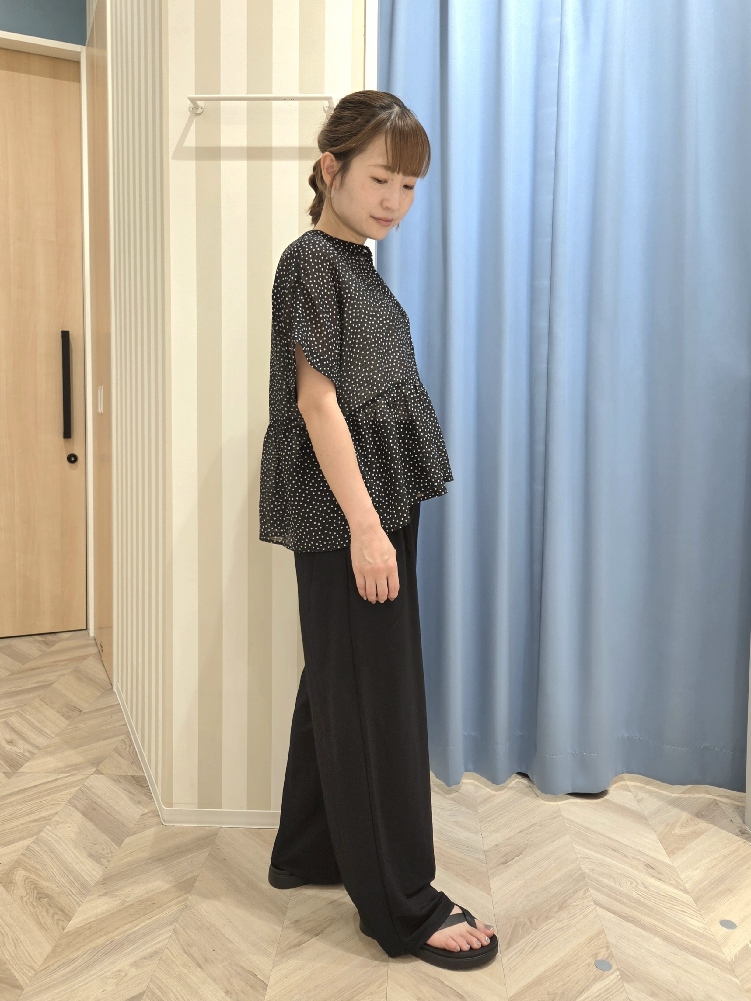 Ikumiさんの「SHOO･LA･RUE｜【体型カバー/洗濯機可】二の腕とお腹周りが隠せる シアーペプラムブラウス」を使ったコーディネート
