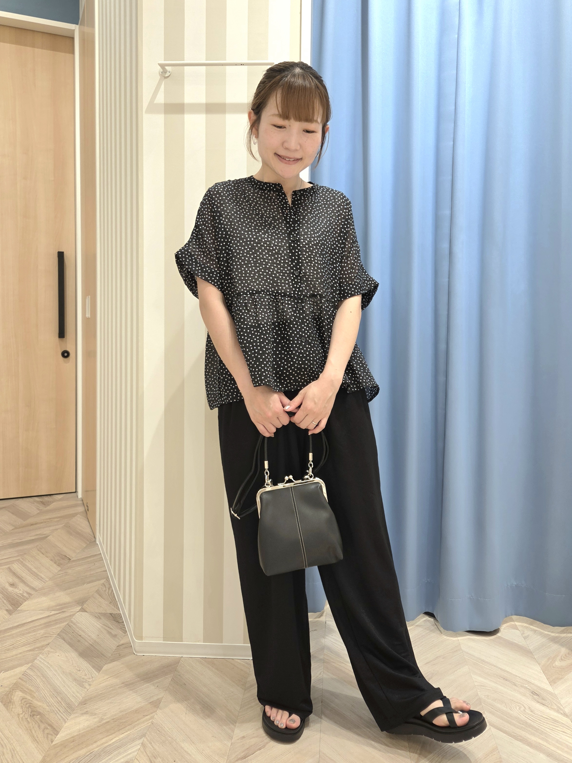 Ikumiさんの「SHOO･LA･RUE｜【体型カバー/洗濯機可】二の腕とお腹周りが隠せる シアーペプラムブラウス」を使ったコーディネート