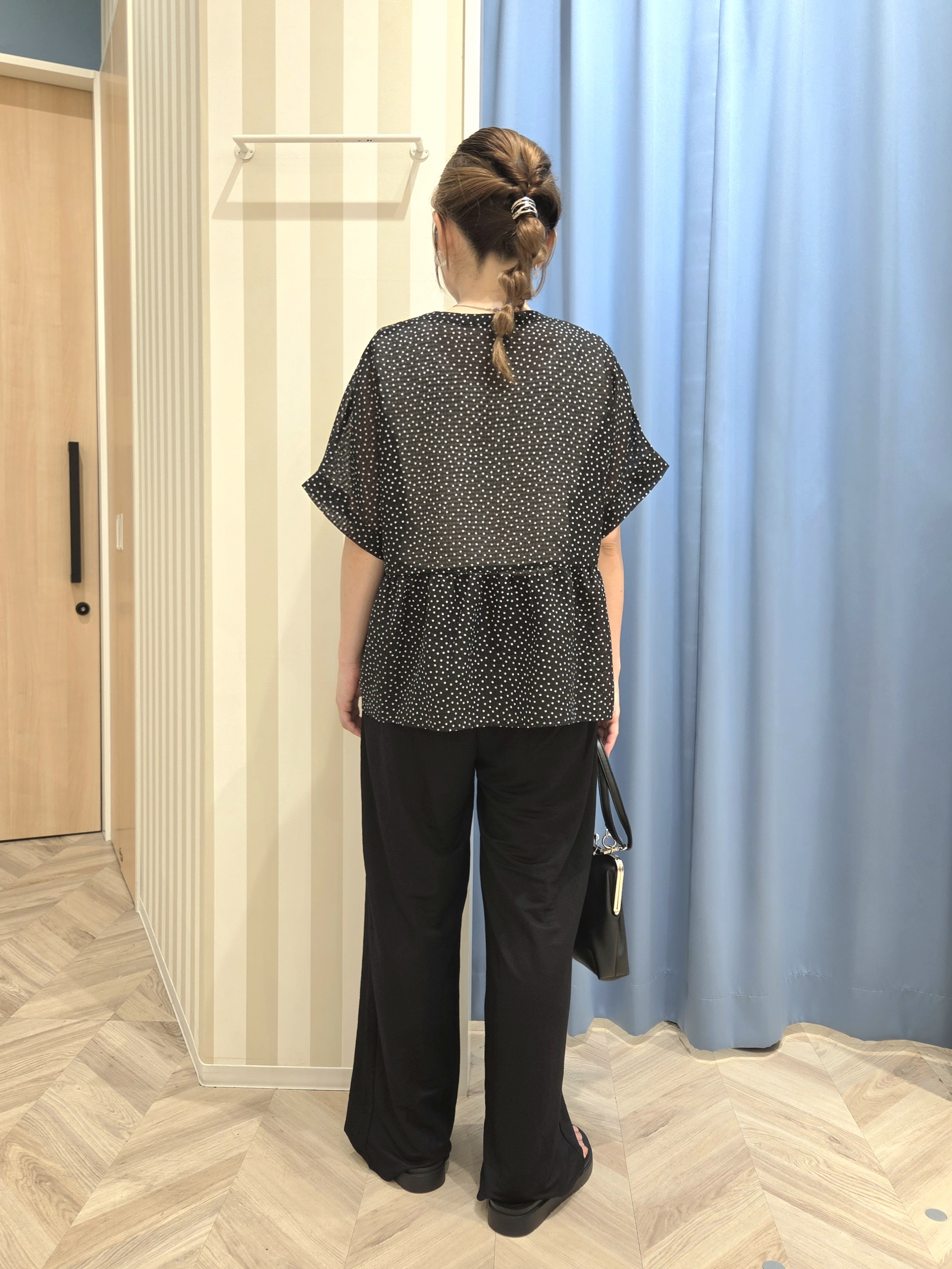 Ikumiさんの「SHOO･LA･RUE｜【体型カバー/洗濯機可】二の腕とお腹周りが隠せる シアーペプラムブラウス」を使ったコーディネート