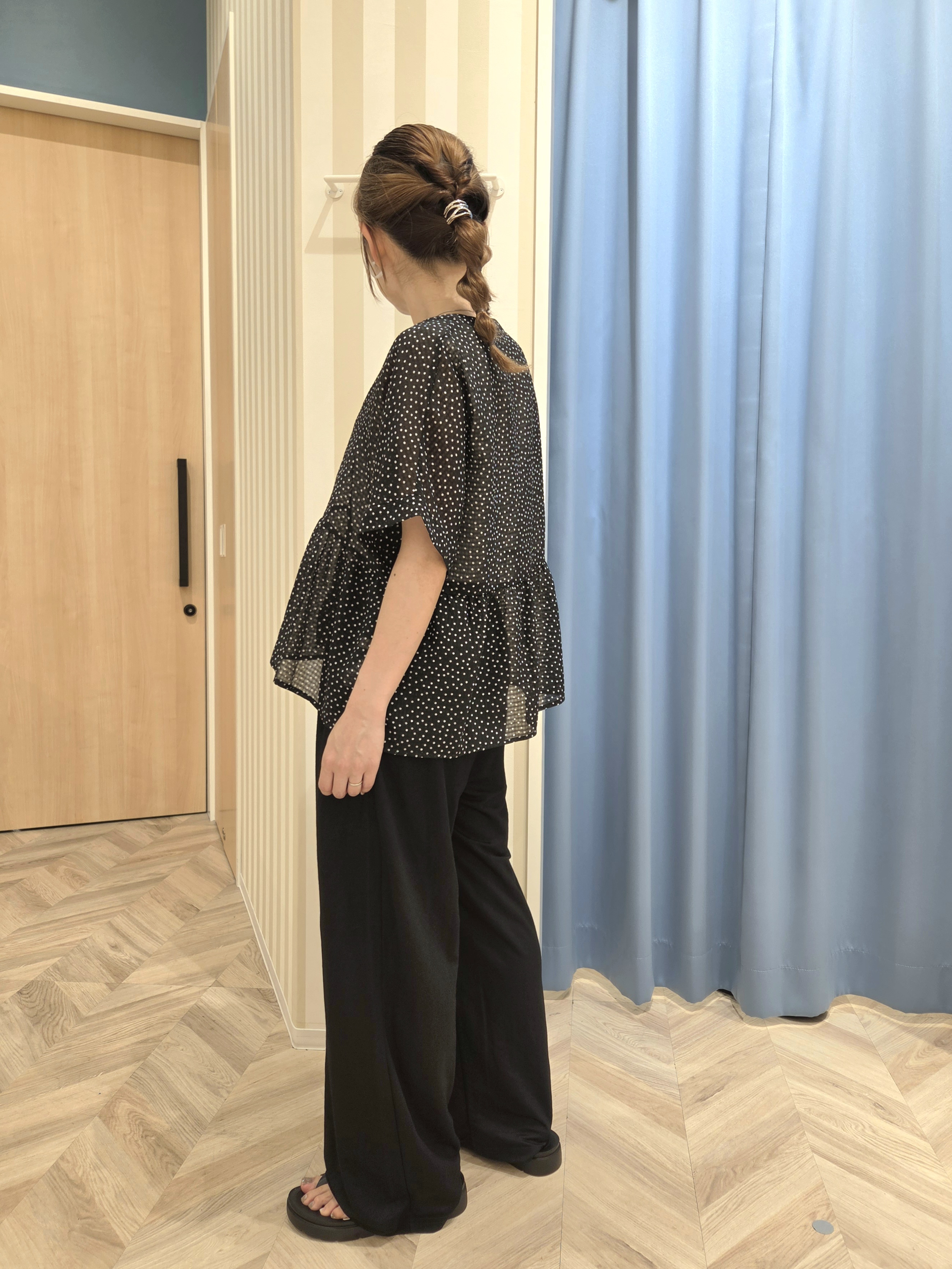 Ikumiさんの「SHOO･LA･RUE｜【体型カバー/洗濯機可】二の腕とお腹周りが隠せる シアーペプラムブラウス」を使ったコーディネート