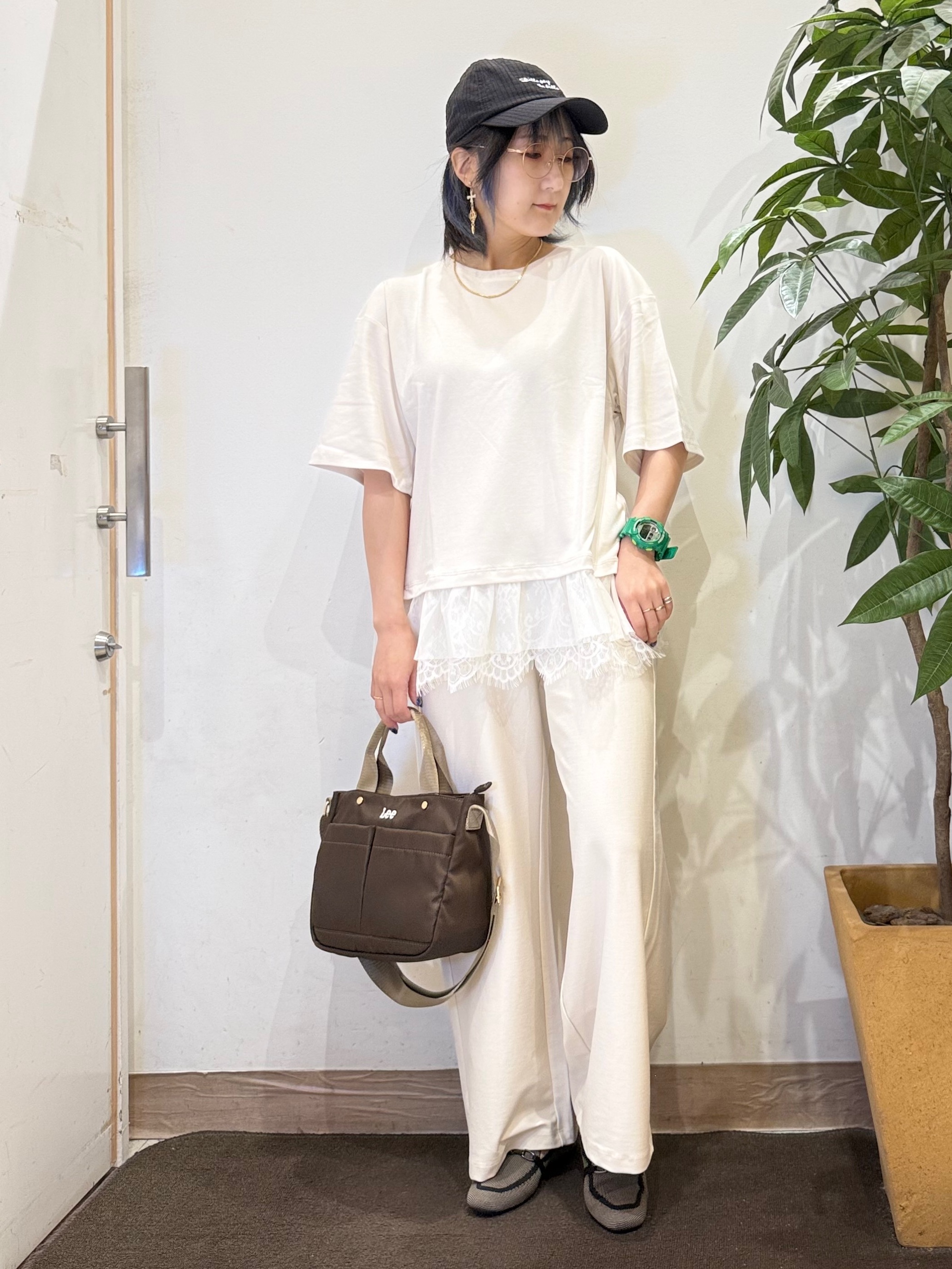 misakiさんの「SHOO･LA･RUE｜【UV/抗菌防臭/S-LL】1枚でサマ見え 裾レースTシャツ」を使ったコーディネート