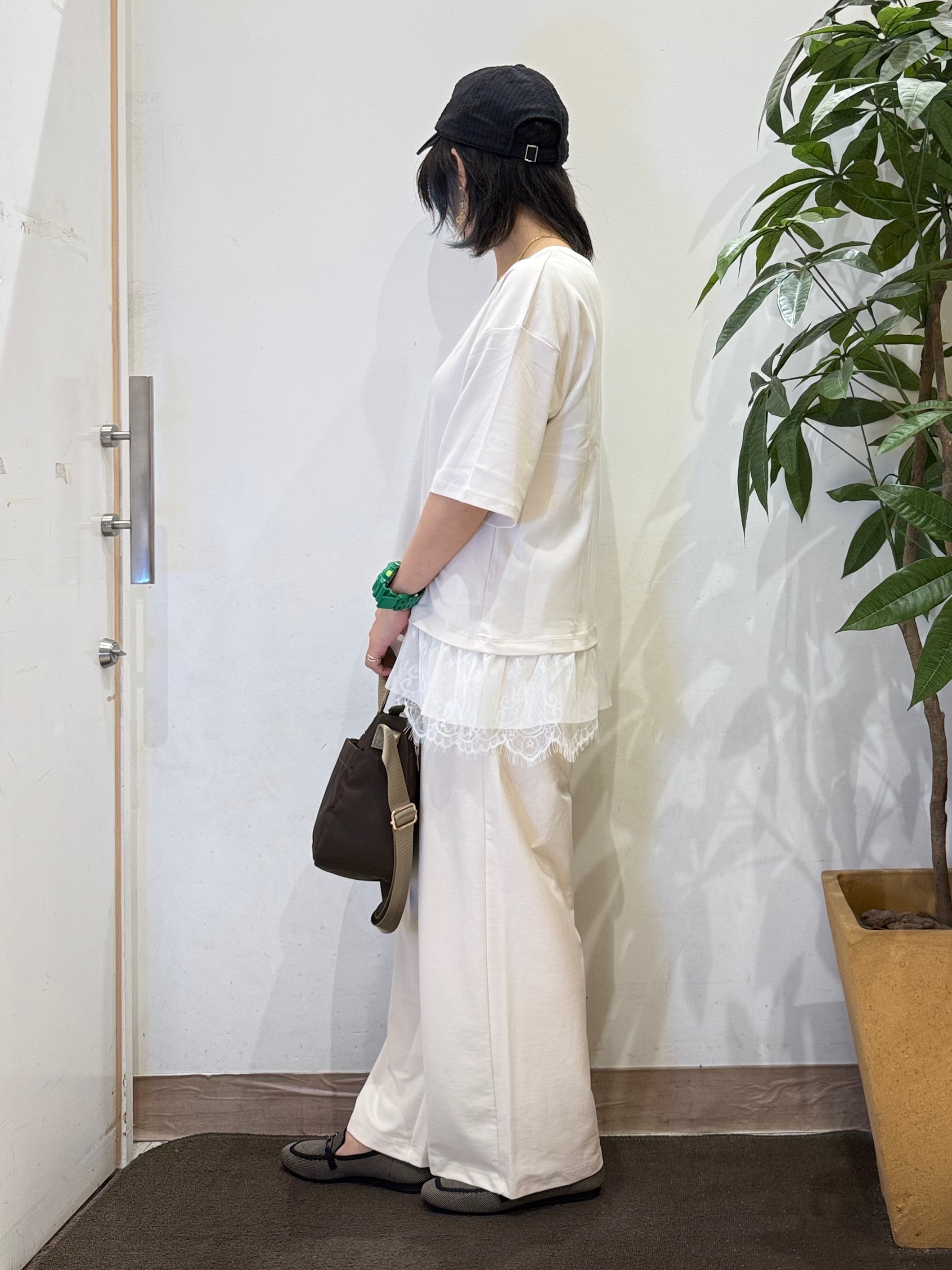 misakiさんの「SHOO･LA･RUE｜【UV/抗菌防臭/S-LL】1枚でサマ見え 裾レースTシャツ」を使ったコーディネート
