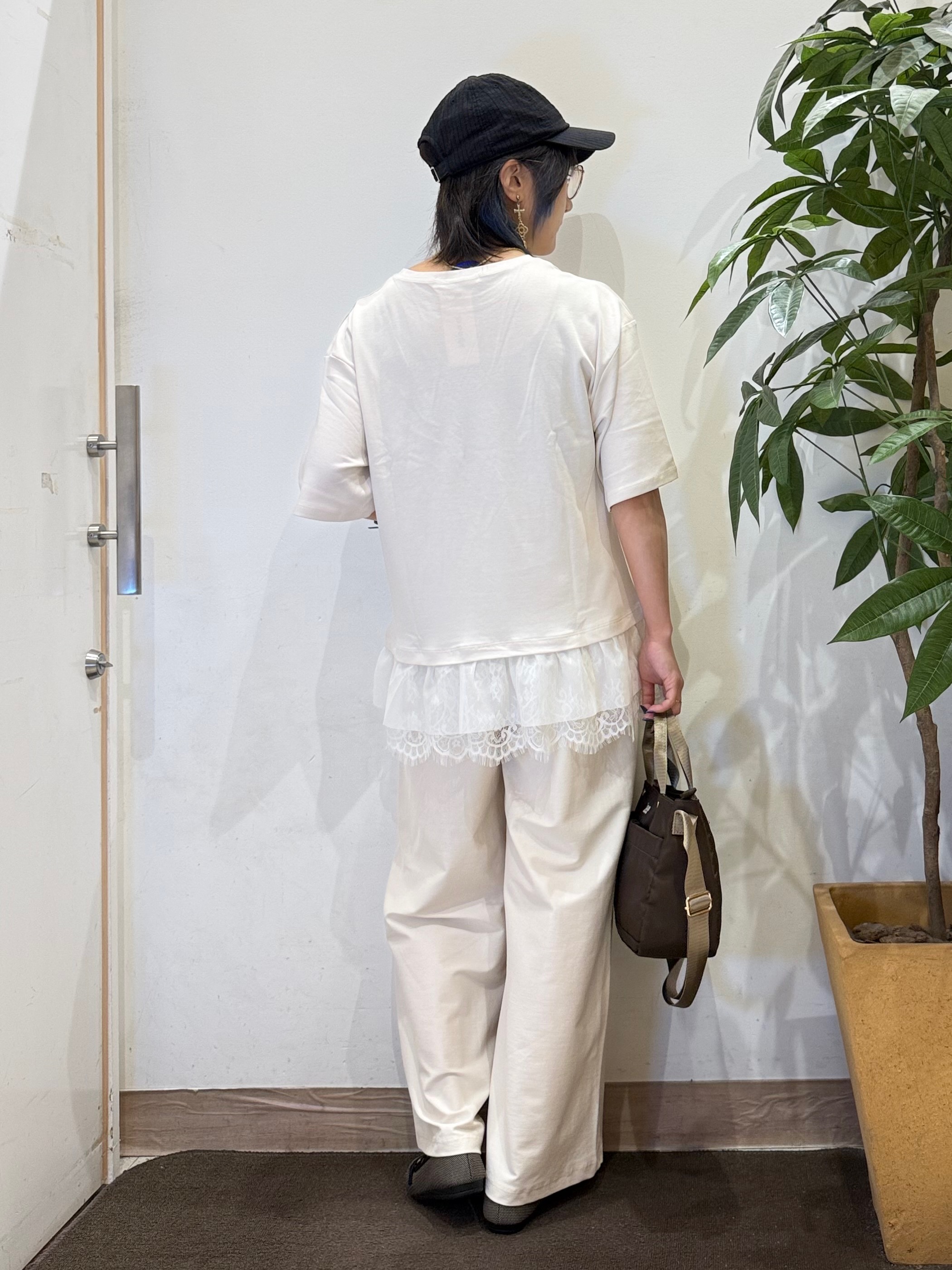 misakiさんの「SHOO･LA･RUE｜【UV/抗菌防臭/S-LL】1枚でサマ見え 裾レースTシャツ」を使ったコーディネート