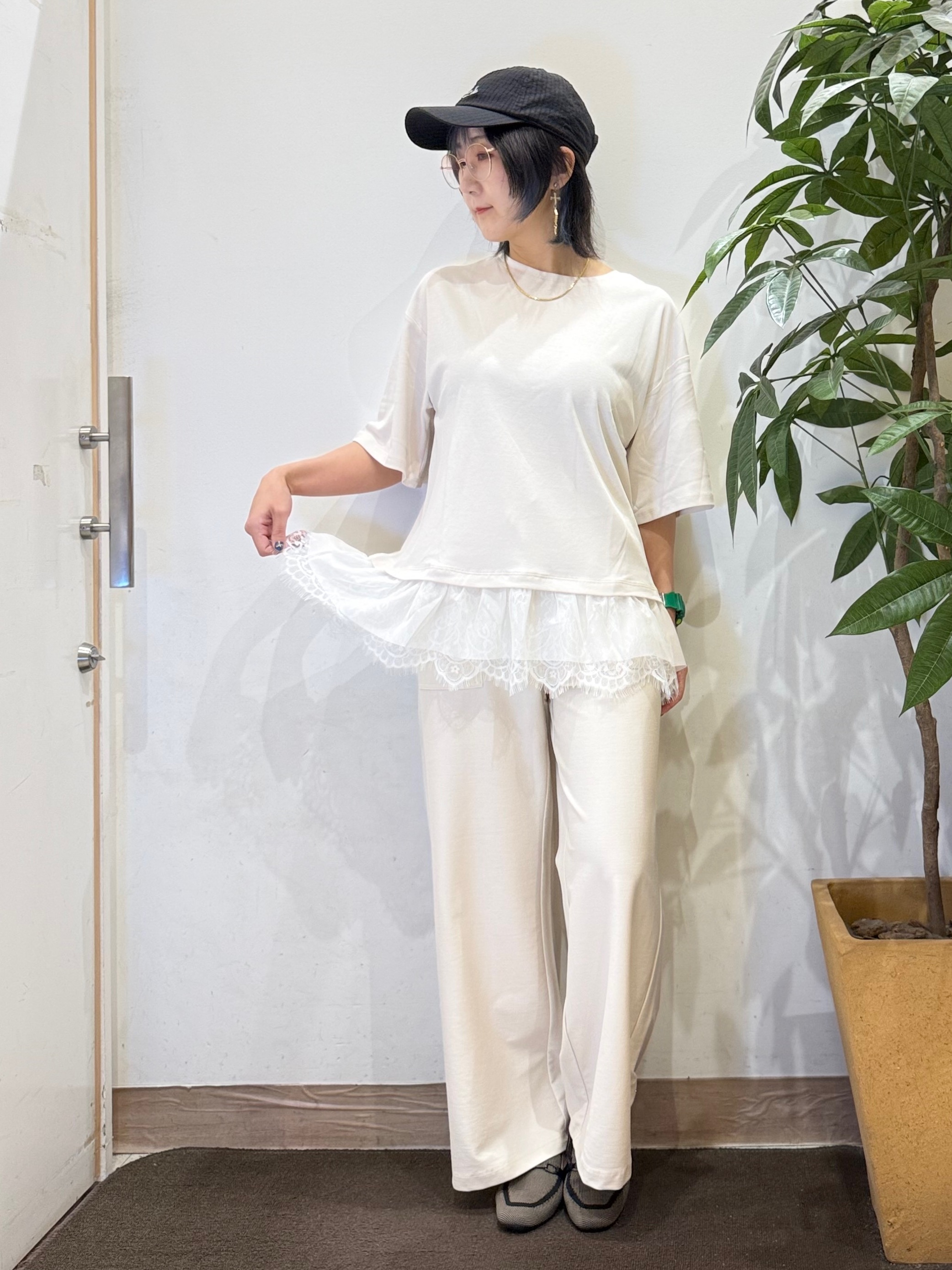 misakiさんの「SHOO･LA･RUE｜【UV/抗菌防臭/S-LL】1枚でサマ見え 裾レースTシャツ」を使ったコーディネート