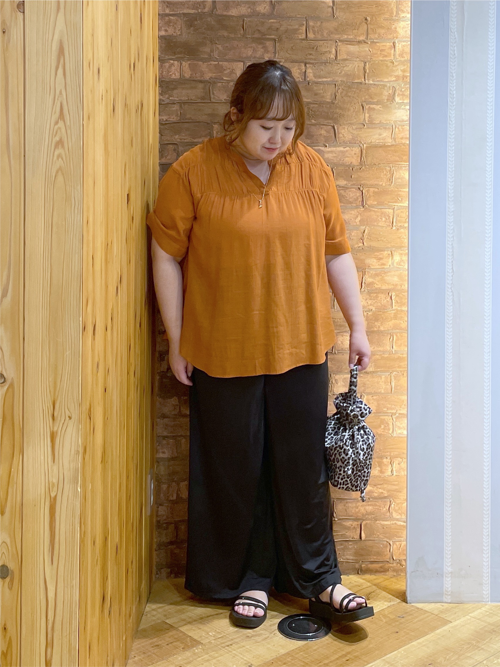Risaさんの「SHOO･LA･RUE｜【UV/洗濯機可】お袖の長さが調整出来る シャーリングスキッパーブラウス」を使ったコーディネート