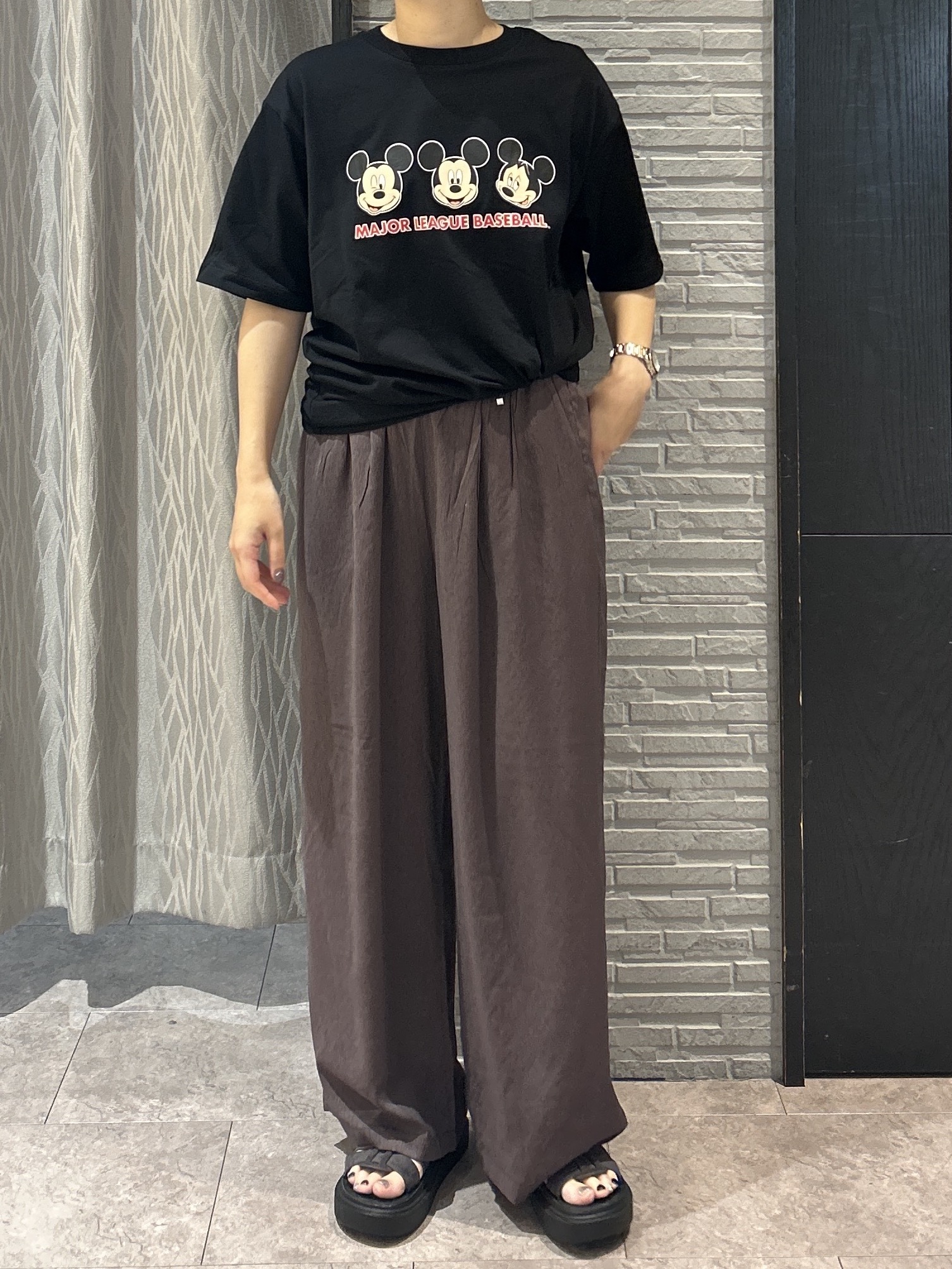 ga_riさんの「THE SHOP TK｜【Disney】【MLB】スペシャルデザイン半袖Tシャツ」を使ったコーディネート
