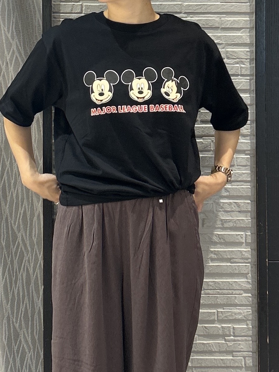 ga_riさんの「THE SHOP TK｜【Disney】【MLB】スペシャルデザイン半袖Tシャツ」を使ったコーディネート