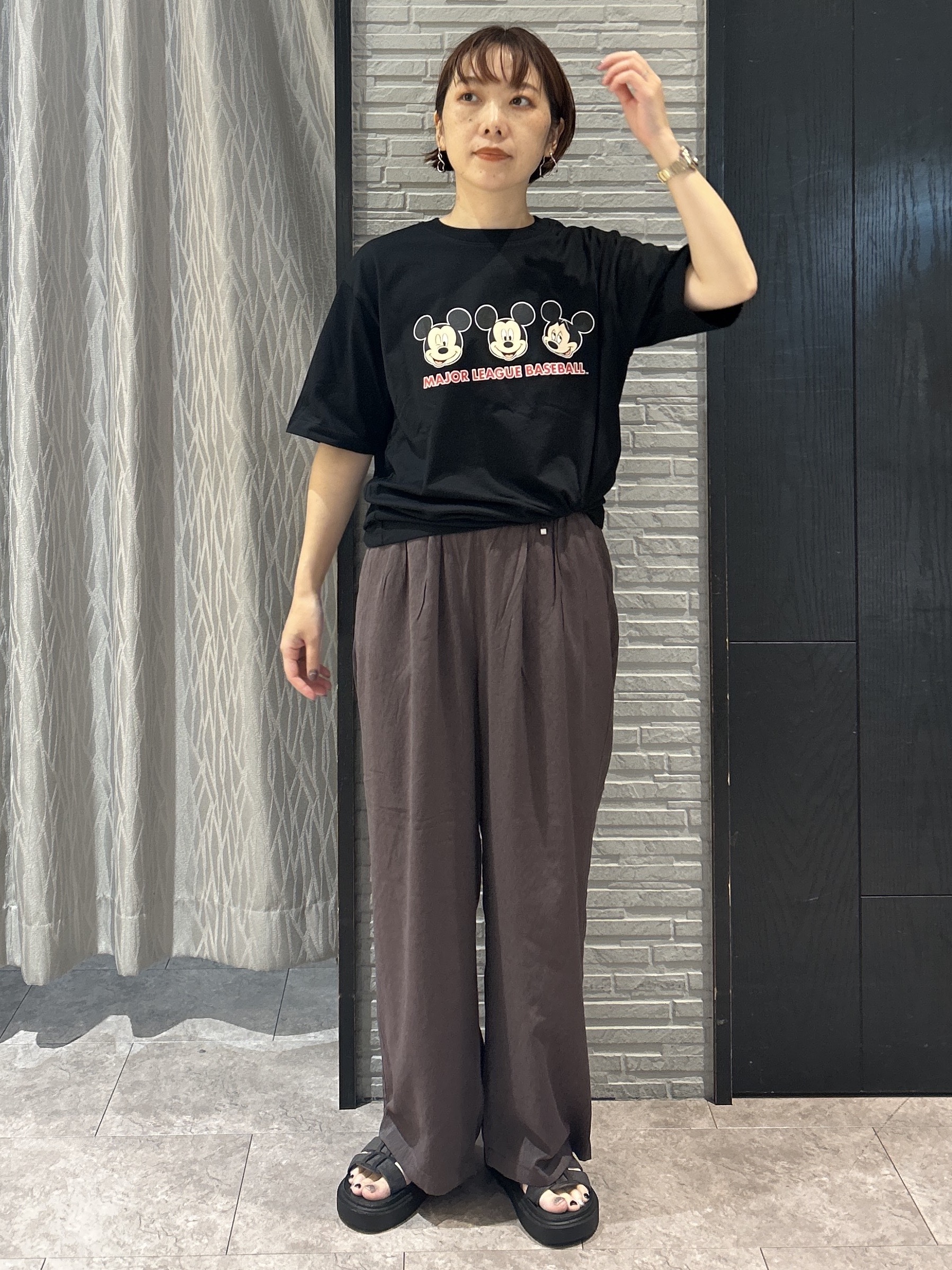 ga_riさんの「THE SHOP TK｜【Disney】【MLB】スペシャルデザイン半袖Tシャツ」を使ったコーディネート