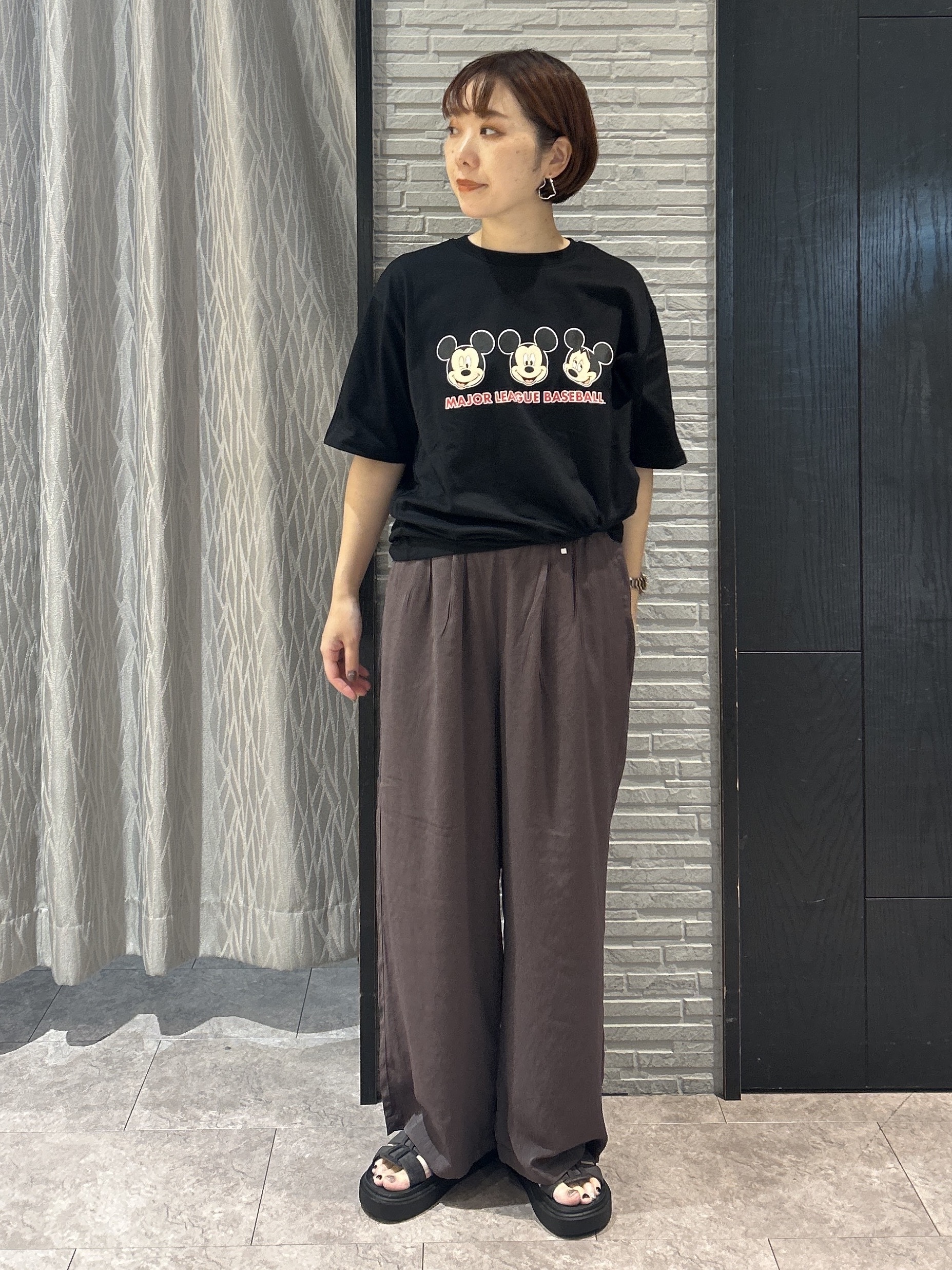 ga_riさんの「THE SHOP TK｜【Disney】【MLB】スペシャルデザイン半袖Tシャツ」を使ったコーディネート