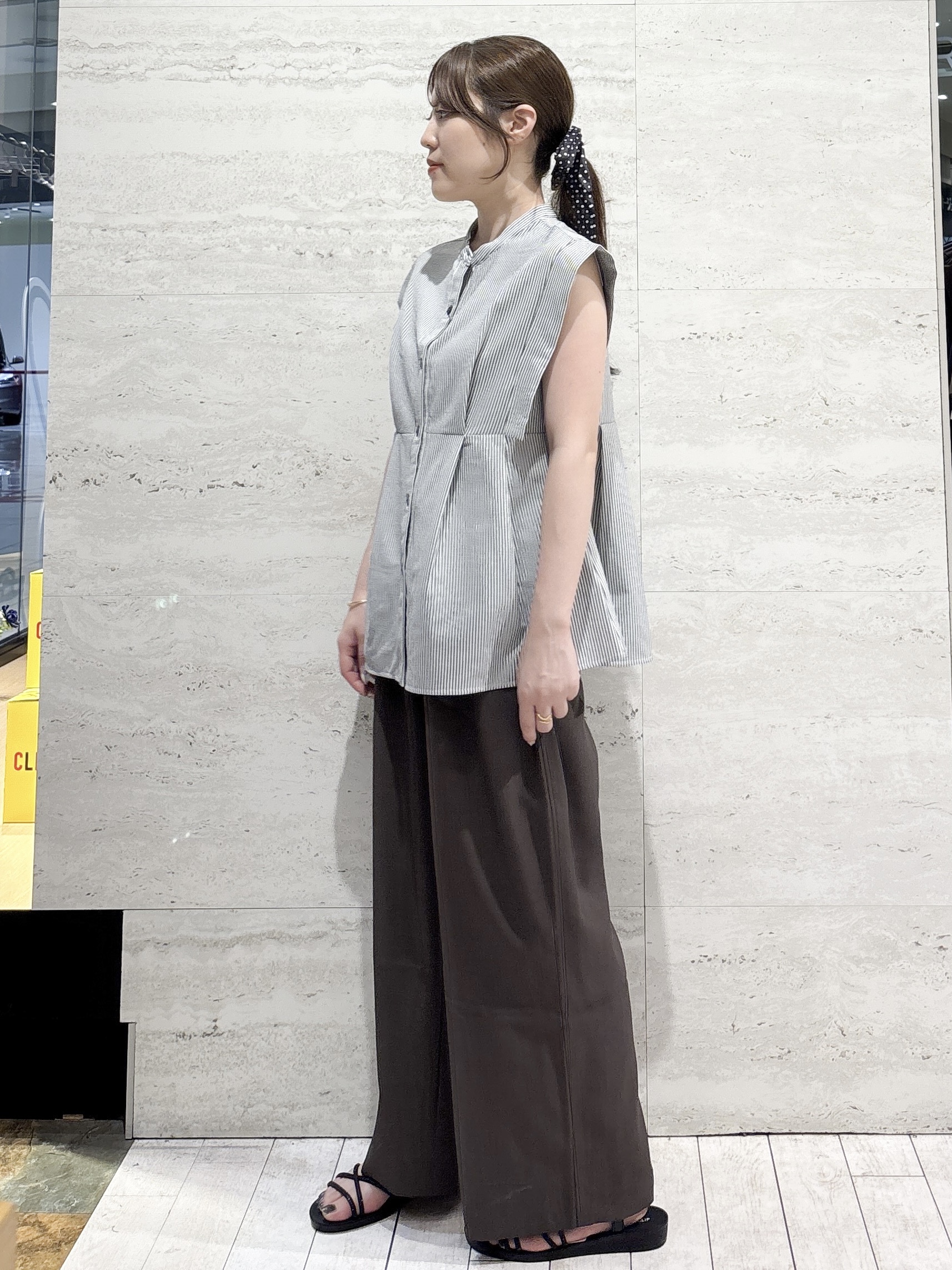かほさんの「OPAQUE.CLIP｜『STORY Web7月掲載』ペプラムブラウス《通気性／吸水速乾／UVケア／防シワ／洗濯機OK》」を使ったコーディネート