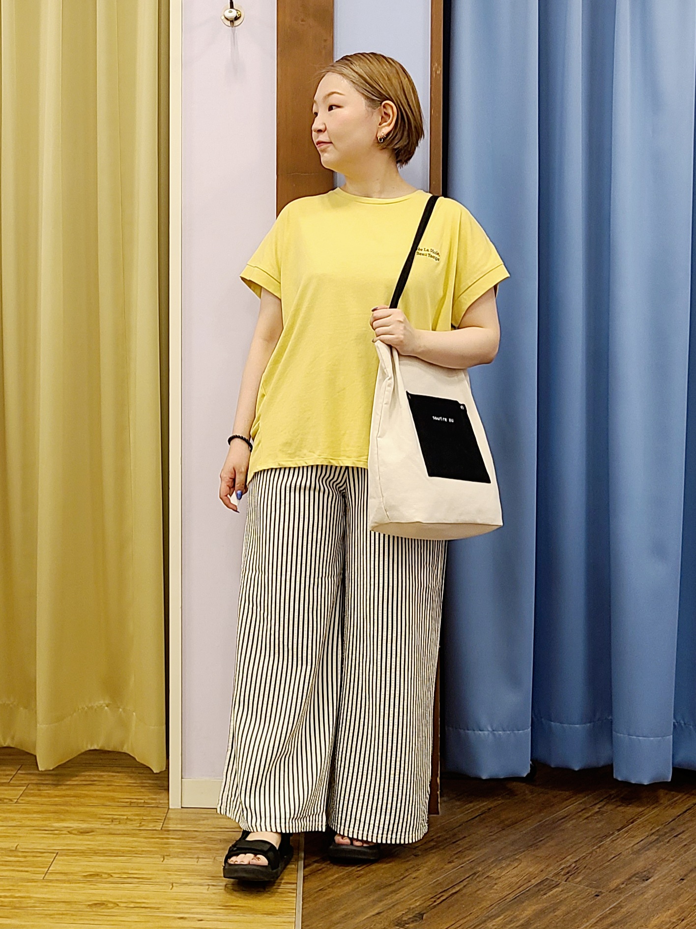 Chiiさんの「SHOO･LA･RUE｜【汗じみ防止/S-LL/体型カバー/洗濯機可】汗じみが気になりにくい 大人の刺繍ロゴTシャツ」を使ったコーディネート