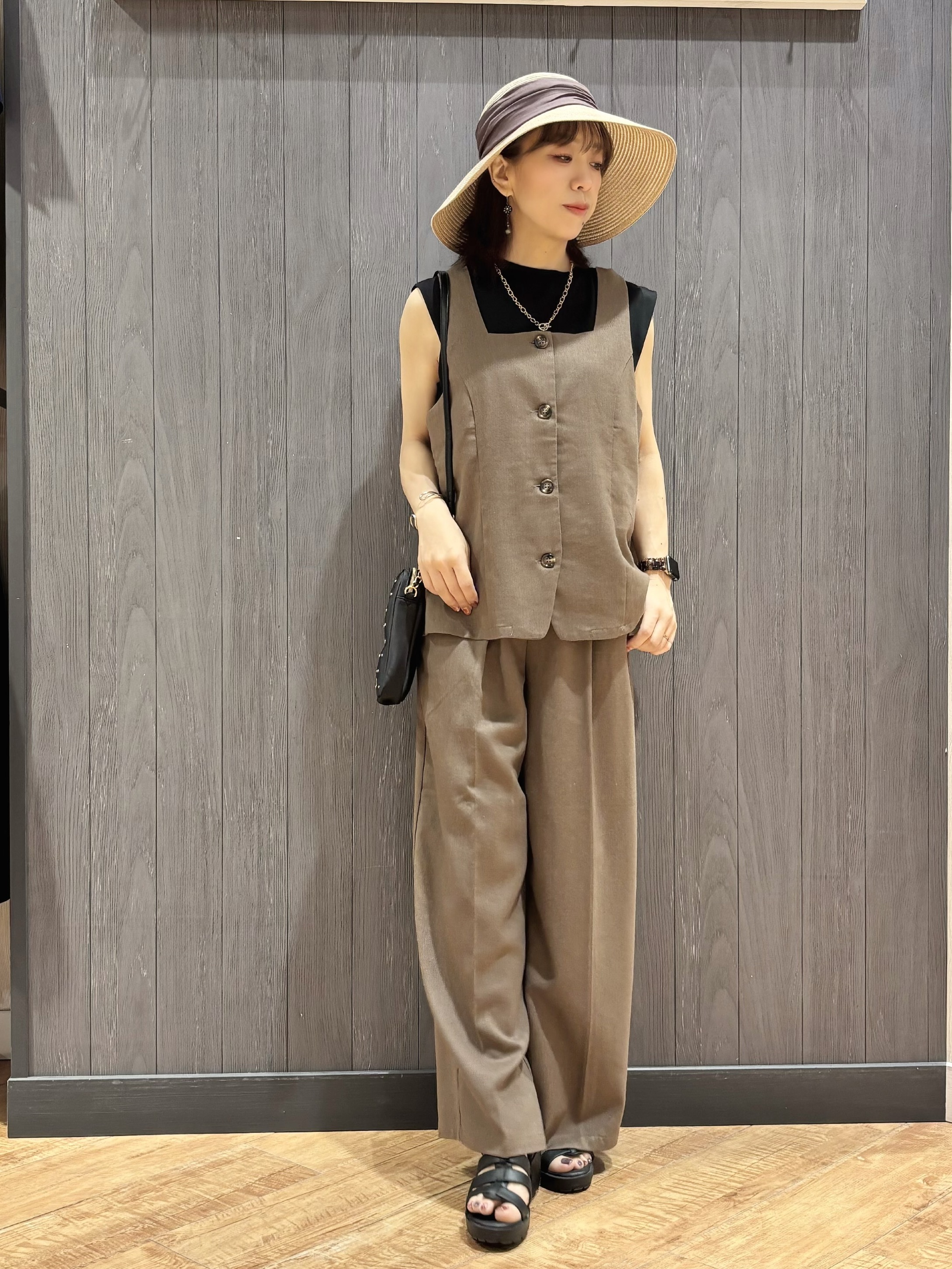 meiさんの「SHOO･LA･RUE｜【UVカット/接触冷感】上品に涼し気 とろみタックノースリーブトップス」を使ったコーディネート