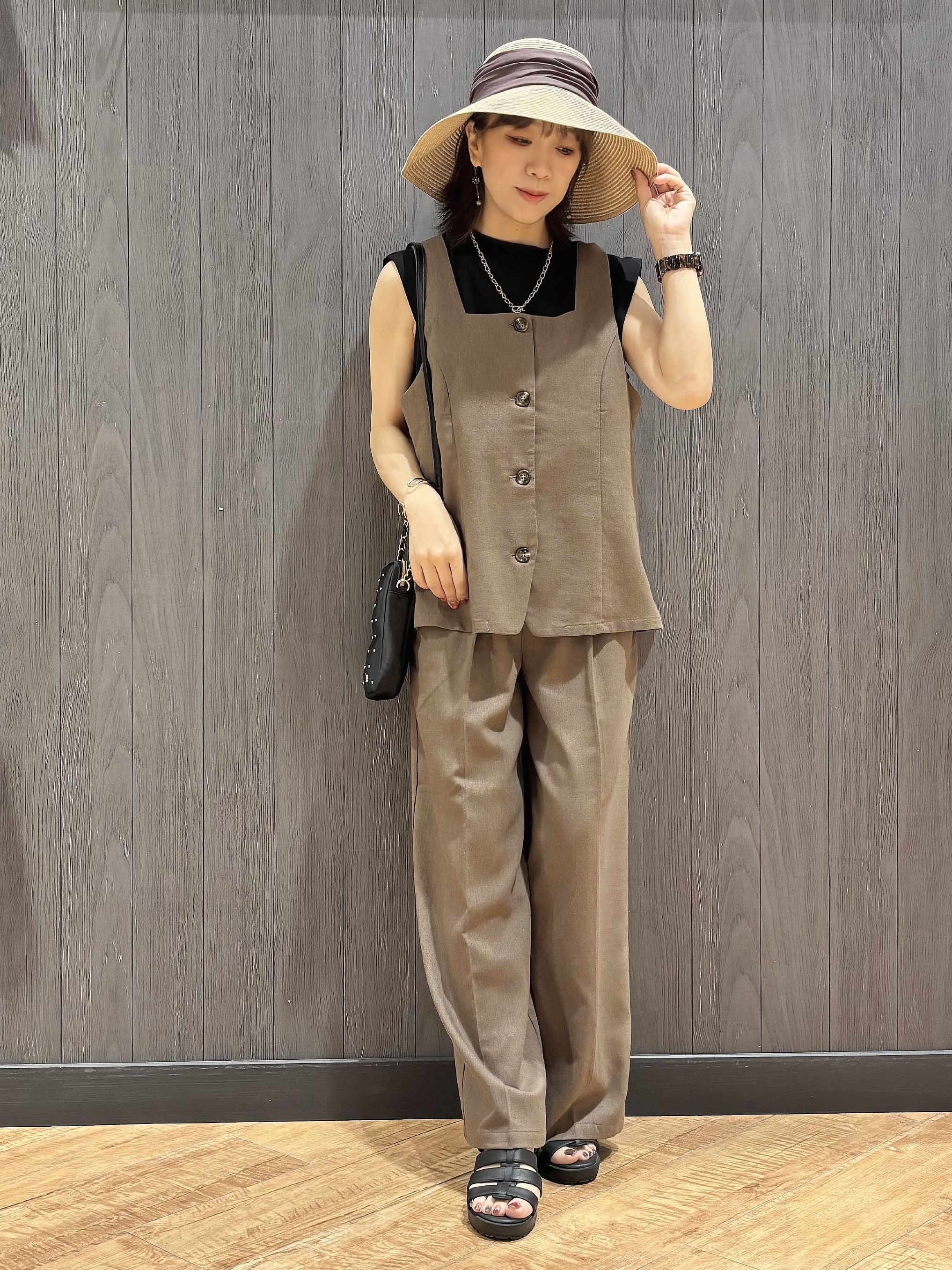meiさんの「SHOO･LA･RUE｜【UVカット/接触冷感】上品に涼し気 とろみタックノースリーブトップス」を使ったコーディネート