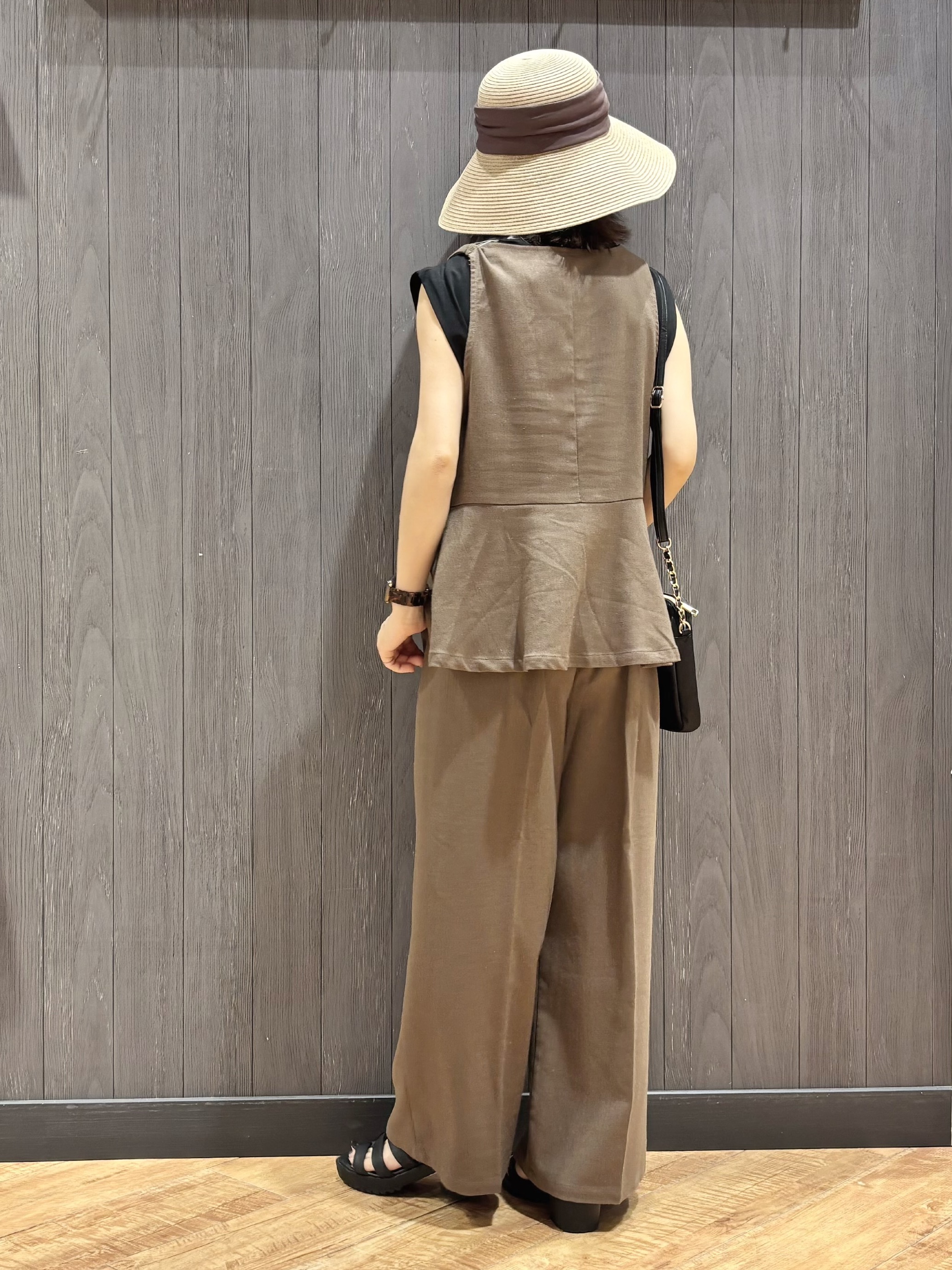 meiさんの「SHOO･LA･RUE｜【UVカット/接触冷感】上品に涼し気 とろみタックノースリーブトップス」を使ったコーディネート